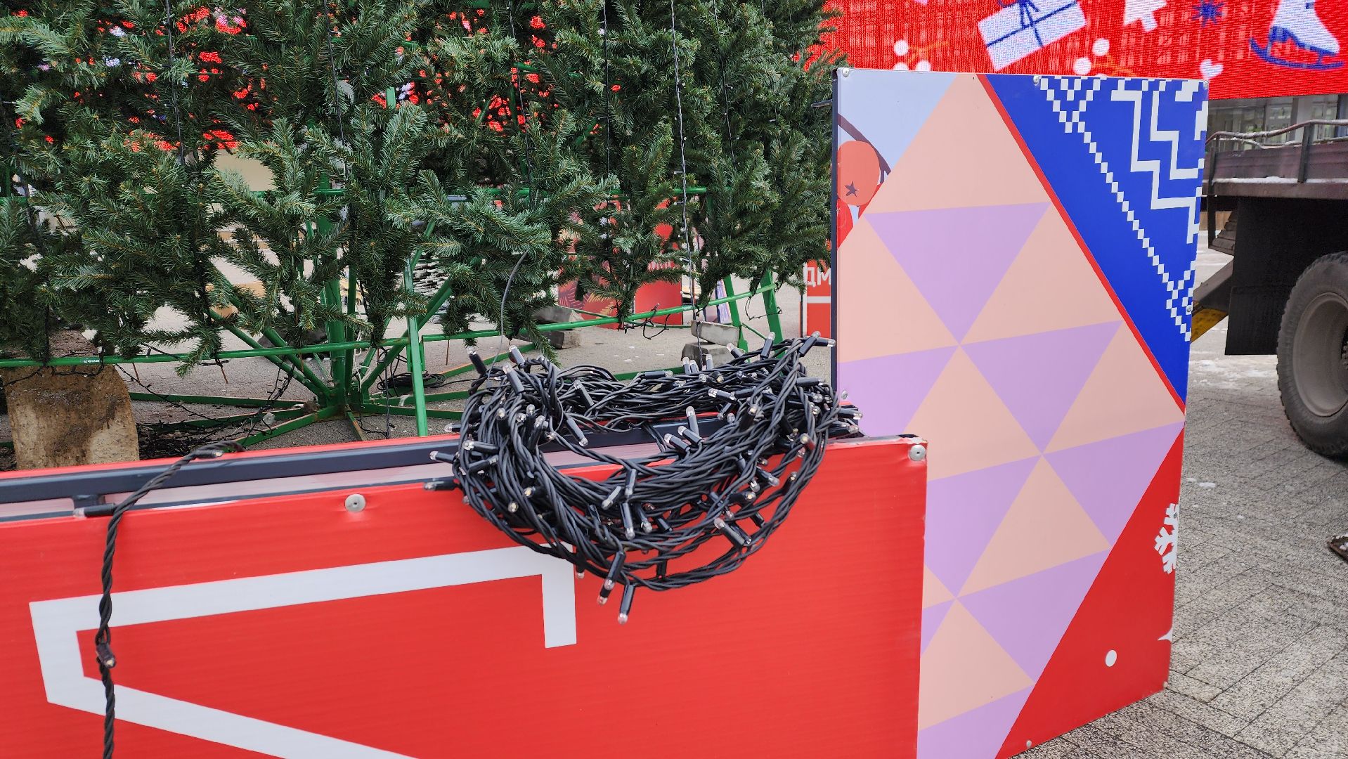 вертикалки, ивантеевка, новогодняя елка, праздники, украшение города к новому году, площадь, шары, гирлянды, жители,