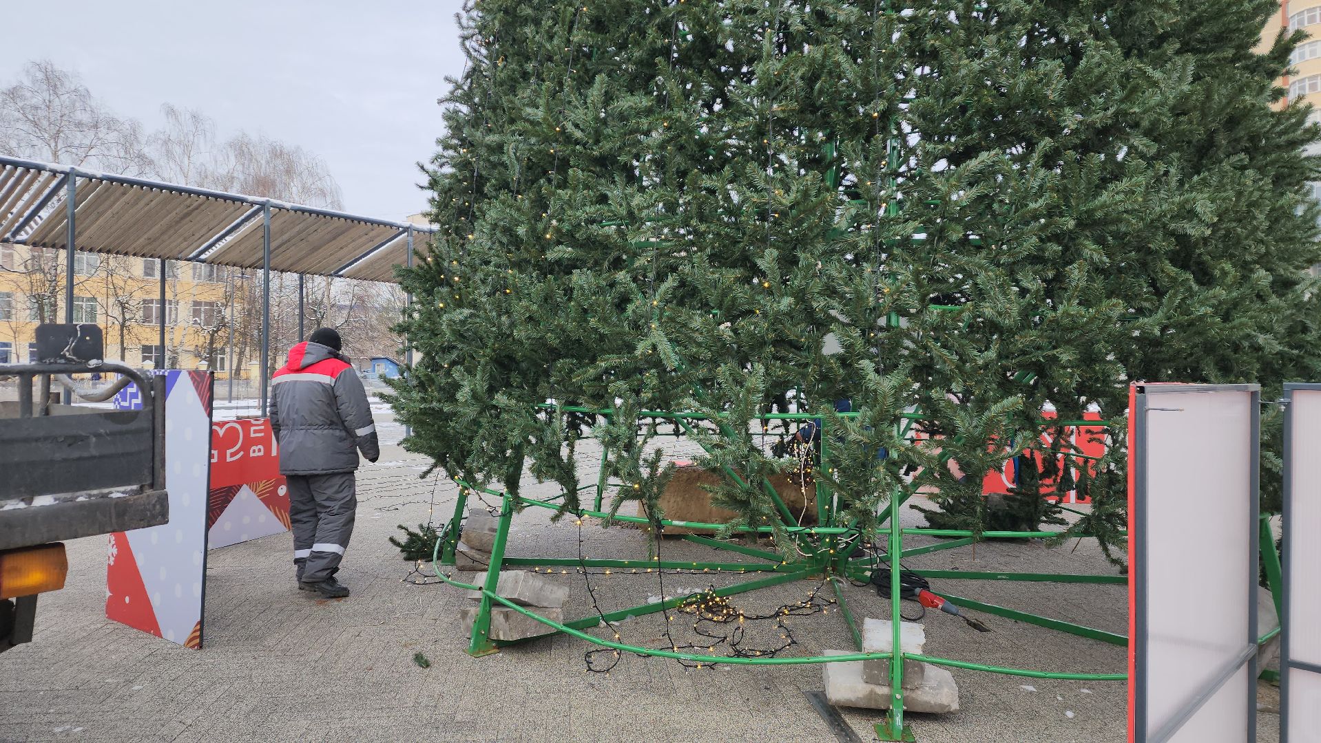 вертикалки, ивантеевка, новогодняя елка, праздники, украшение города к новому году, площадь, шары, гирлянды, жители,
