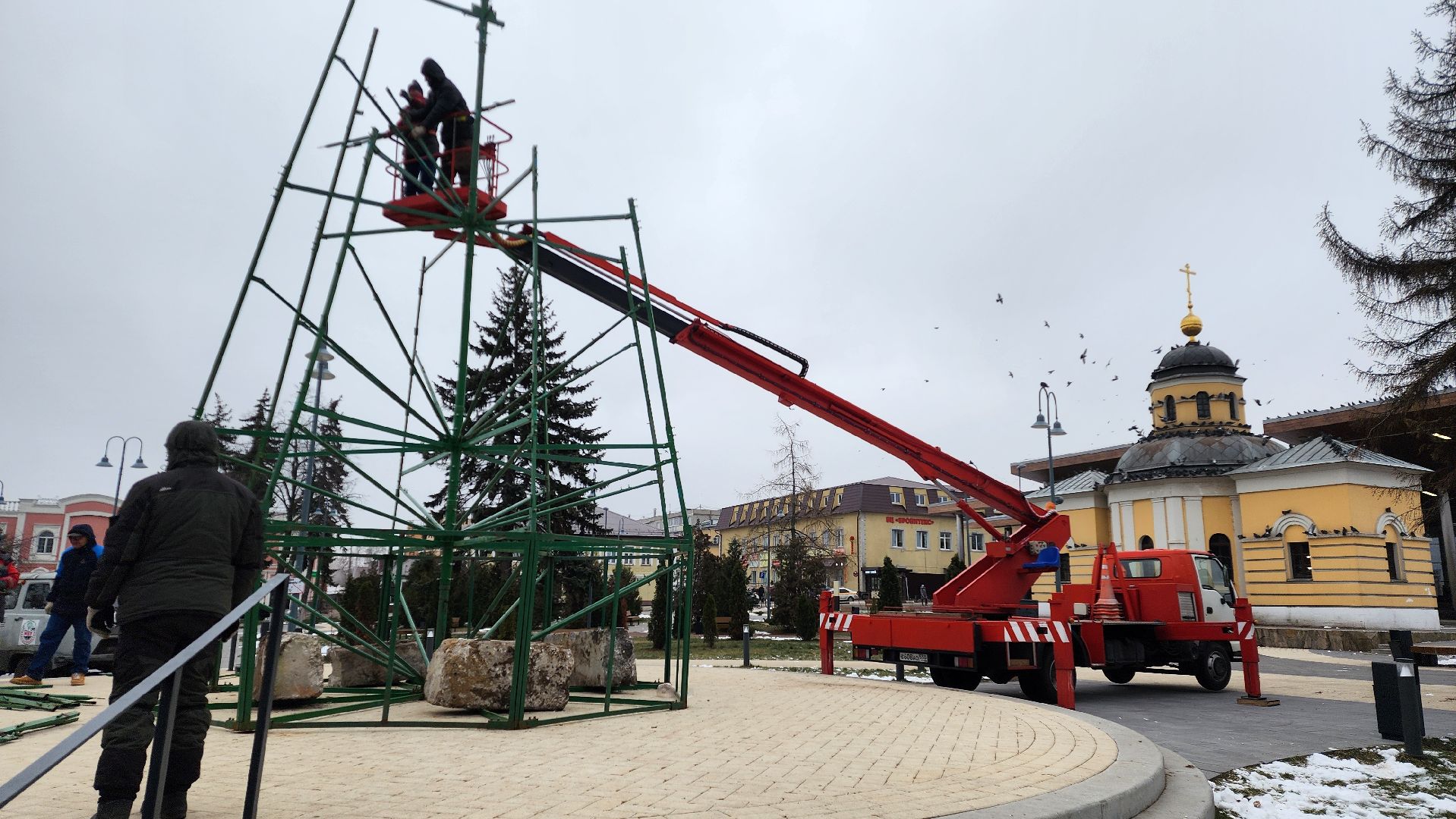 Бронницы, Подготовка к новому году, Установка елки, Благоустройство, Вертикалка, Вертикальное видео,