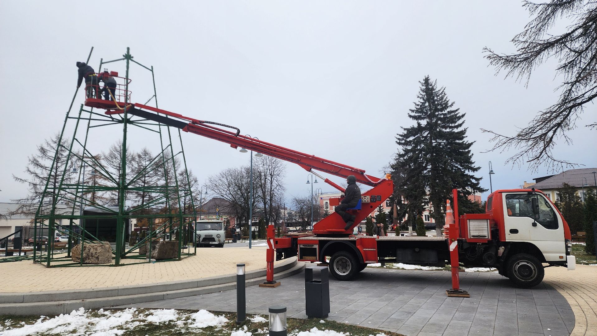 Бронницы, Подготовка к новому году, Установка елки, Благоустройство, Вертикалка, Вертикальное видео,
