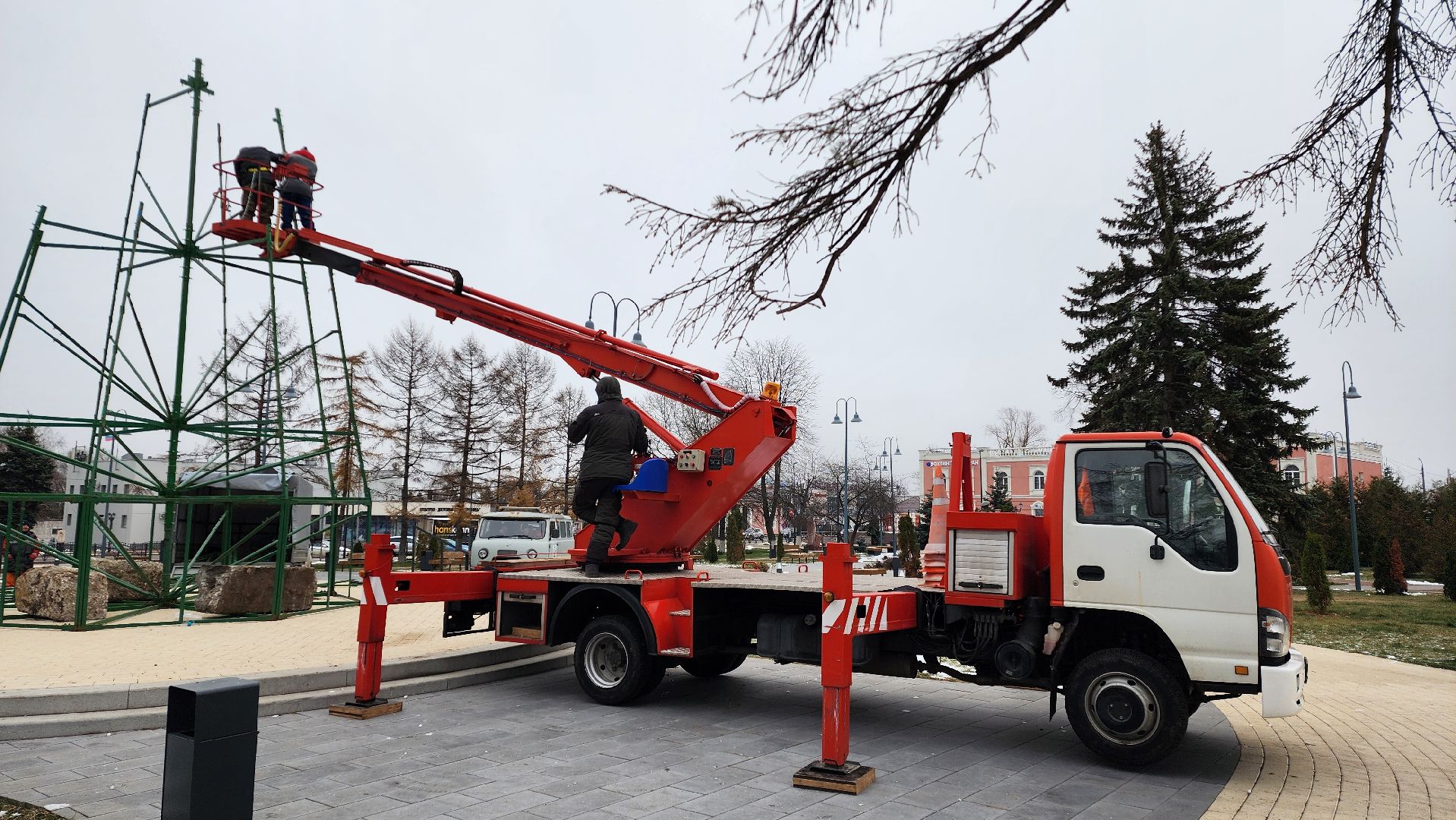 Бронницы, Подготовка к новому году, Установка елки, Благоустройство, Вертикалка, Вертикальное видео,