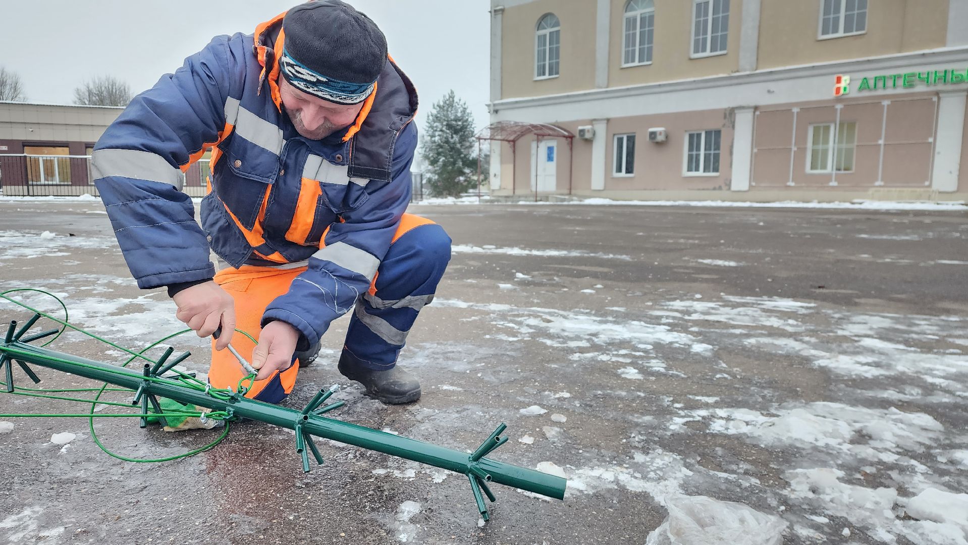 новогодняя ель, истра, установка елки, вертикалки,