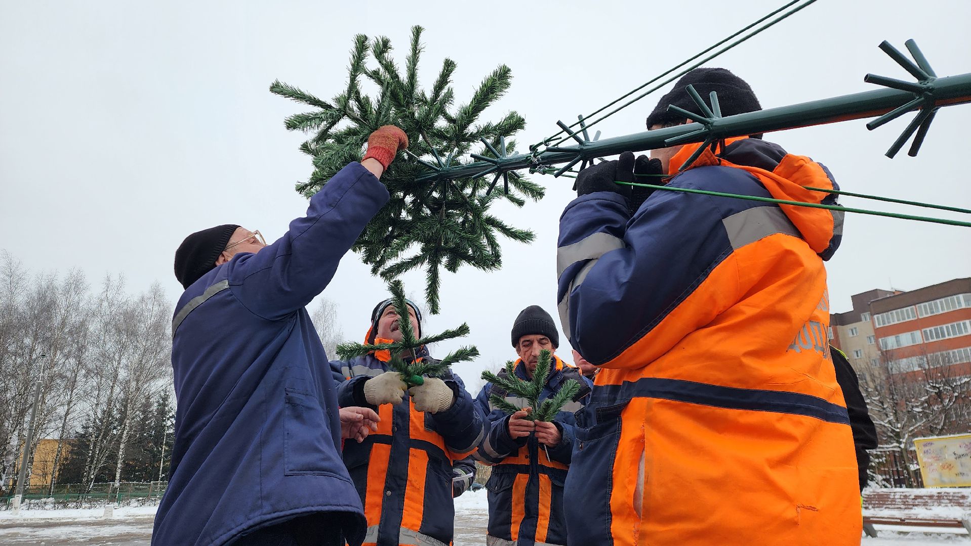 новогодняя ель, истра, установка елки, вертикалки,