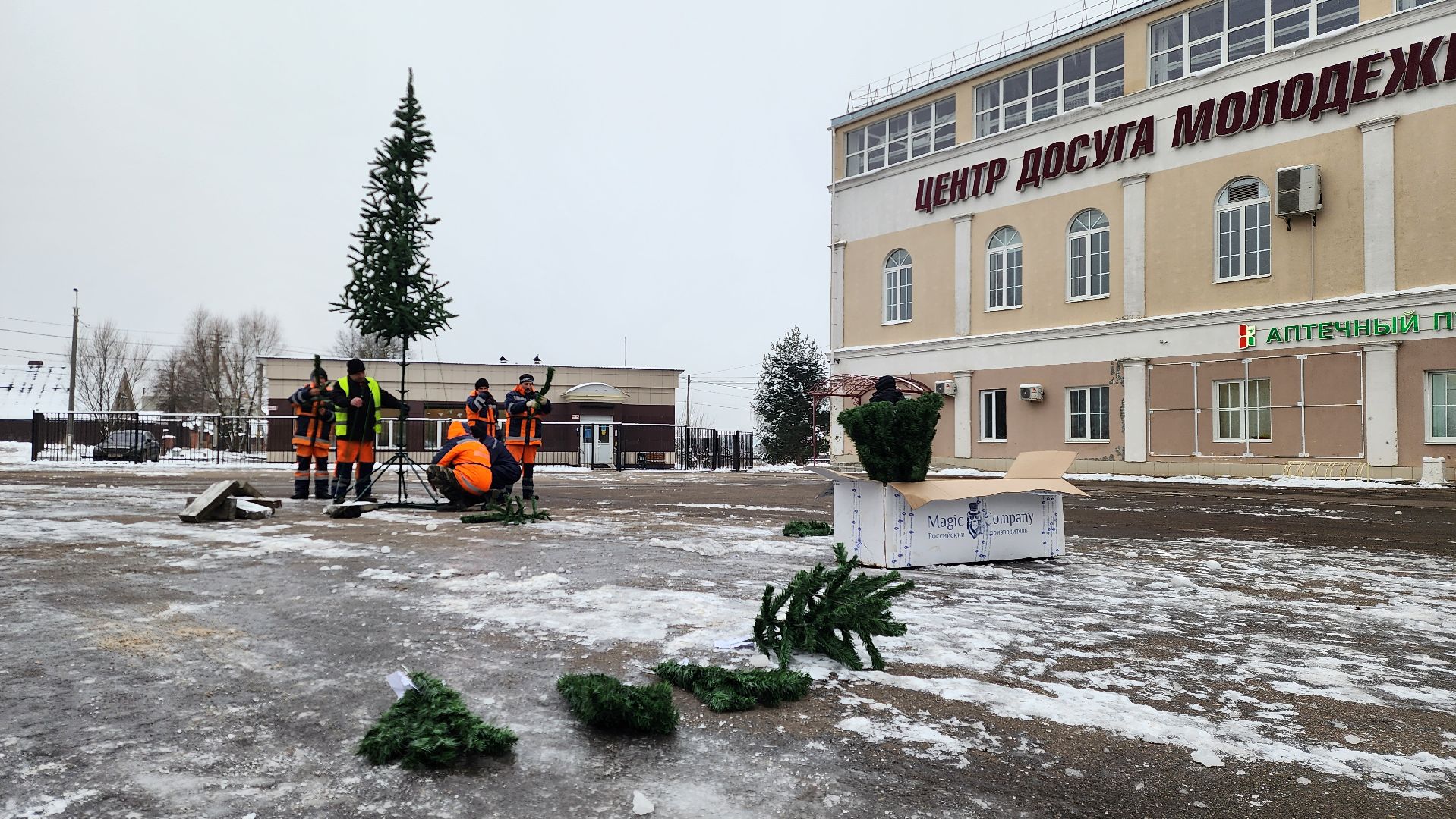 новогодняя ель, истра, установка елки, вертикалки,