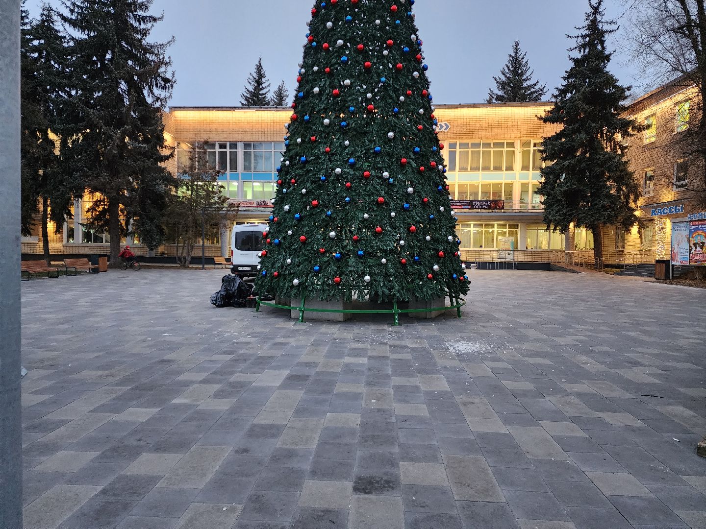 раменское, благоустройство, новогодняя елка у дк сатурн, вертикалки,