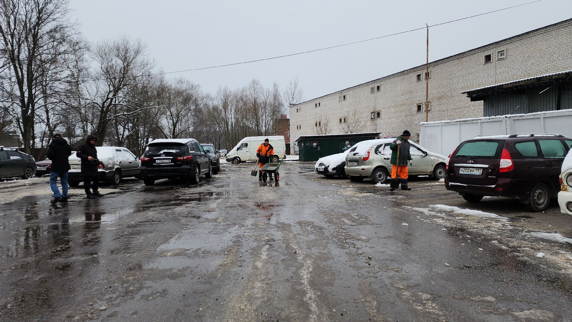 вертикалки, пушкино, наледь, коммунальное предприятие, уборка льда, техника, рабочие, благоустройство,