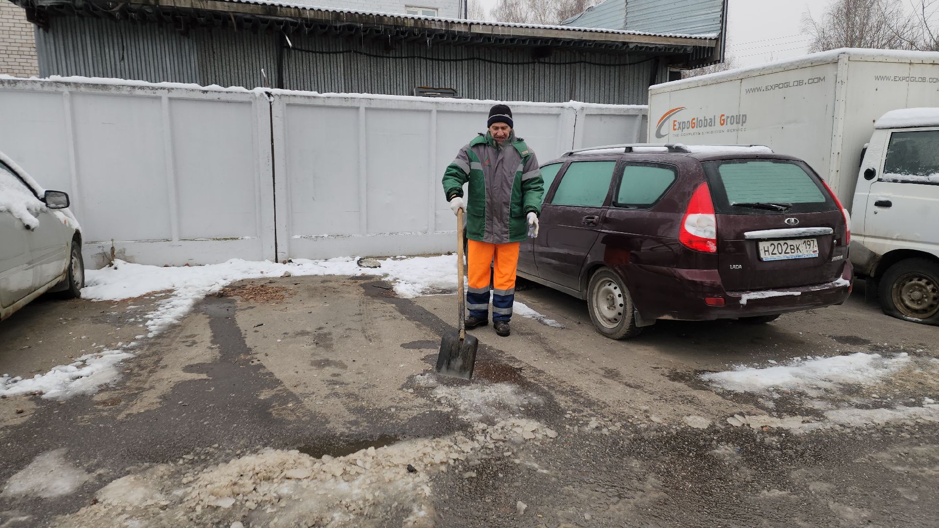 вертикалки, пушкино, наледь, коммунальное предприятие, уборка льда, техника, рабочие, благоустройство,