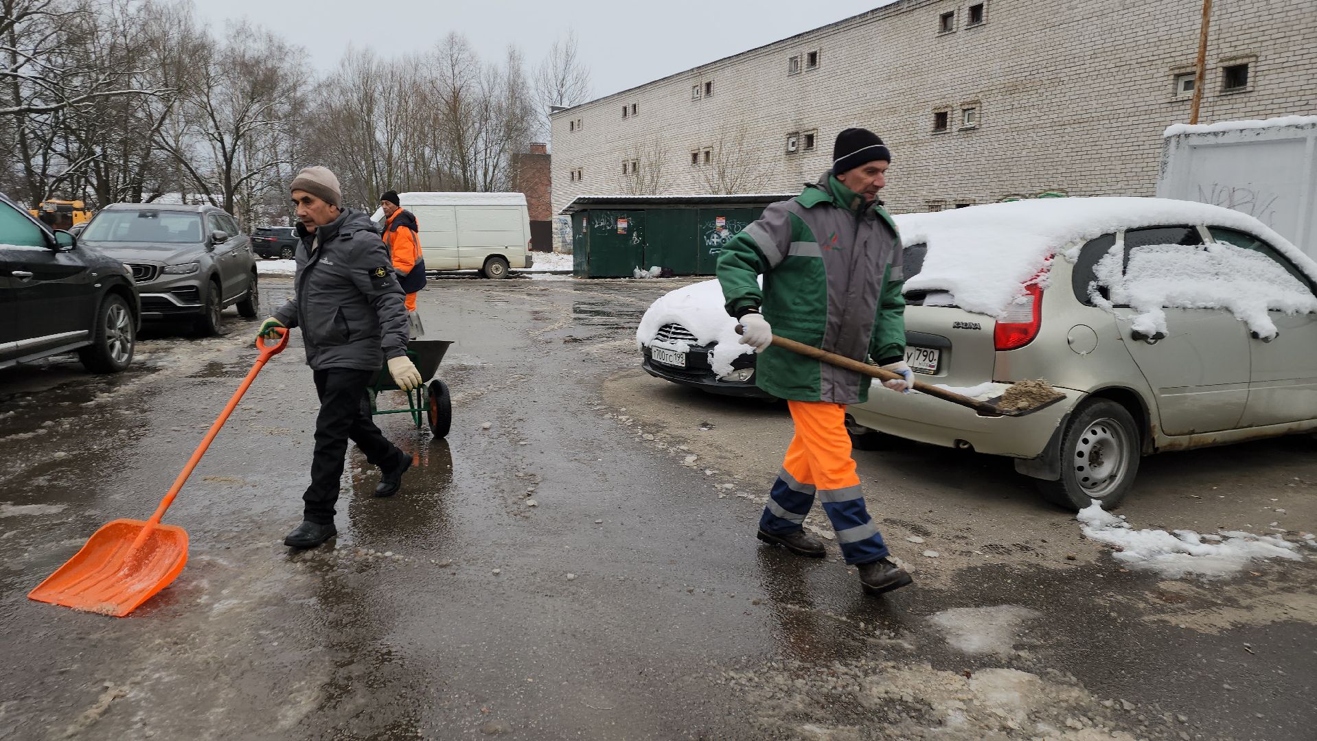 вертикалки, пушкино, наледь, коммунальное предприятие, уборка льда, техника, рабочие, благоустройство,