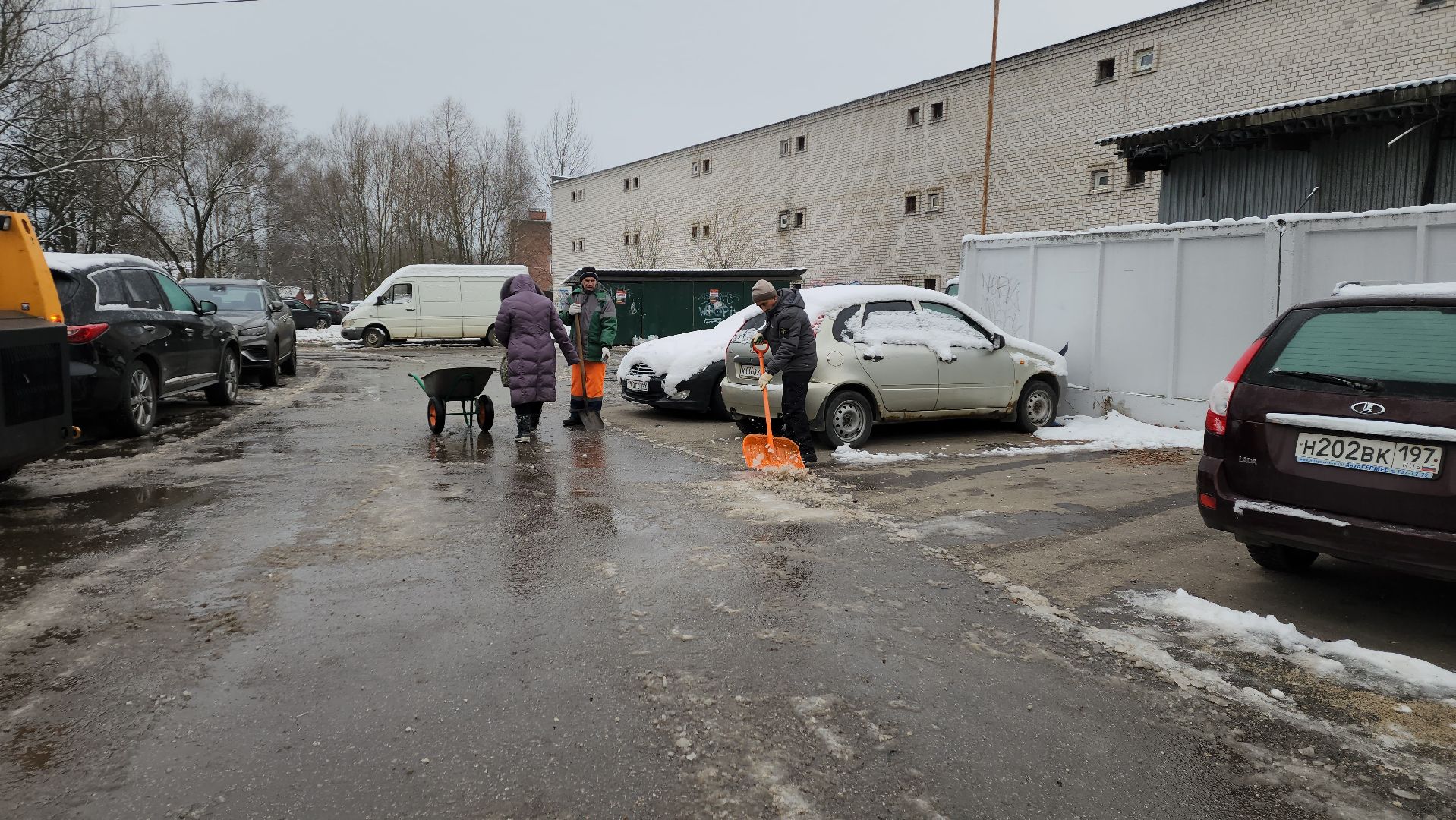 вертикалки, пушкино, наледь, коммунальное предприятие, уборка льда, техника, рабочие, благоустройство,