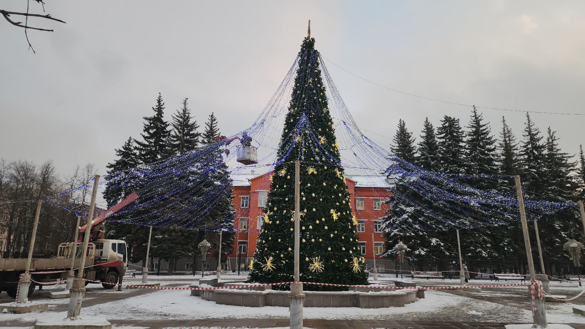 долгопрудный, елка на Собина, праздник, шатер, вертикалки,