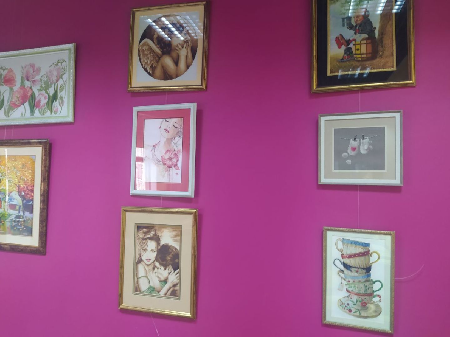 Выставка, вышивка, вышивальщица, благотворительность, помощь, люди