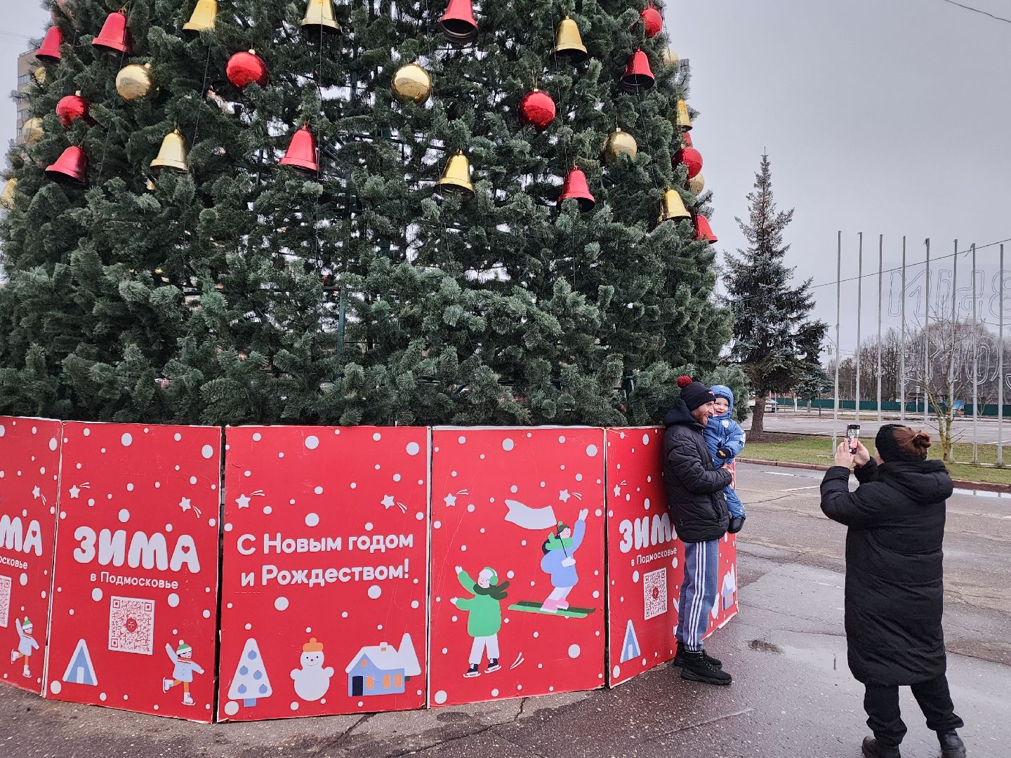 Чехов, Советская площадь, новогодняя елка, встреча с Дедом Морозом, акция Елка желаний, ледовый каток, Зима в Подмосковье, глава округа Михаил Собакин, вертикалки,