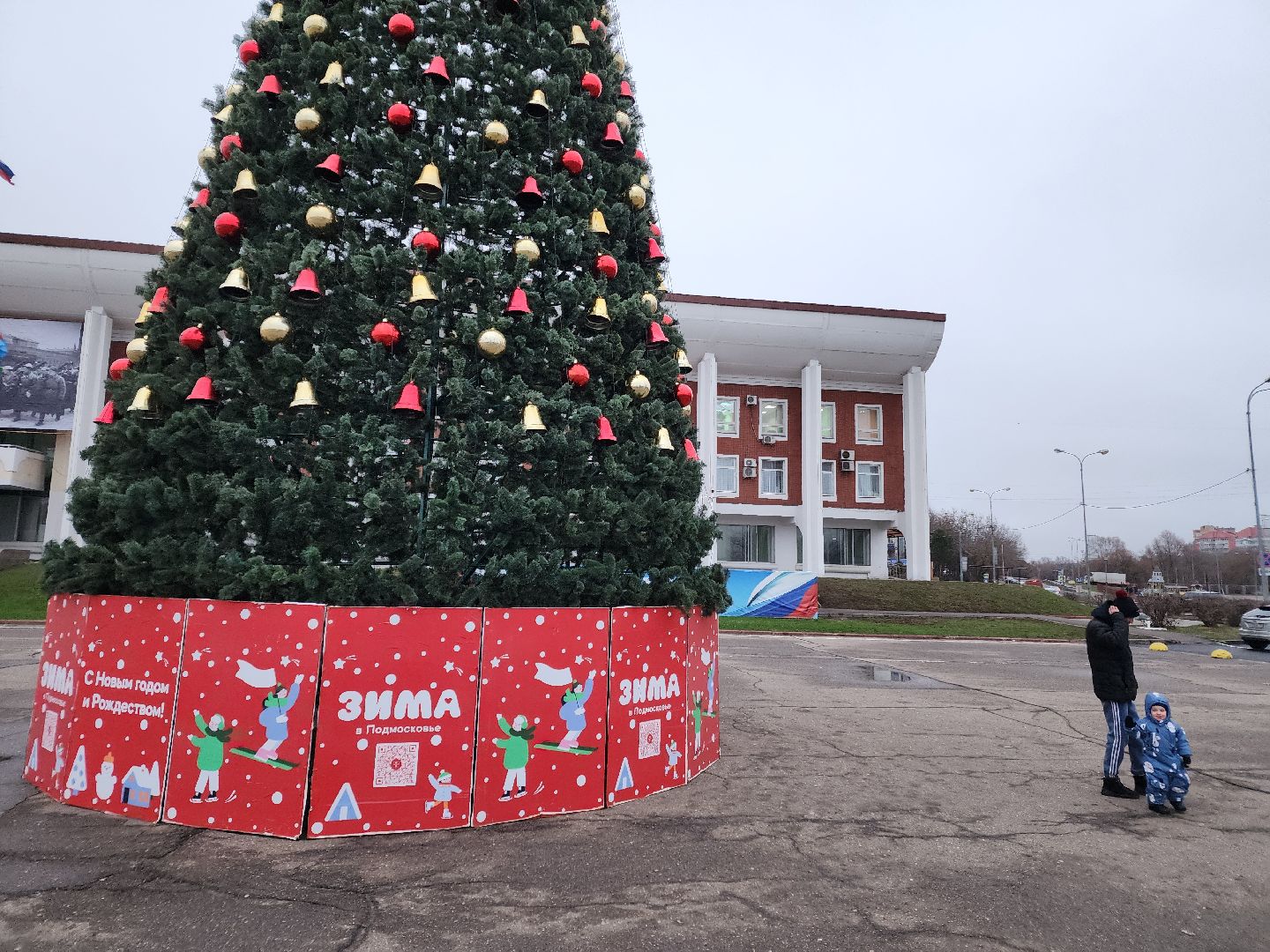 Чехов, Советская площадь, новогодняя елка, встреча с Дедом Морозом, акция Елка желаний, ледовый каток, Зима в Подмосковье, глава округа Михаил Собакин, вертикалки,