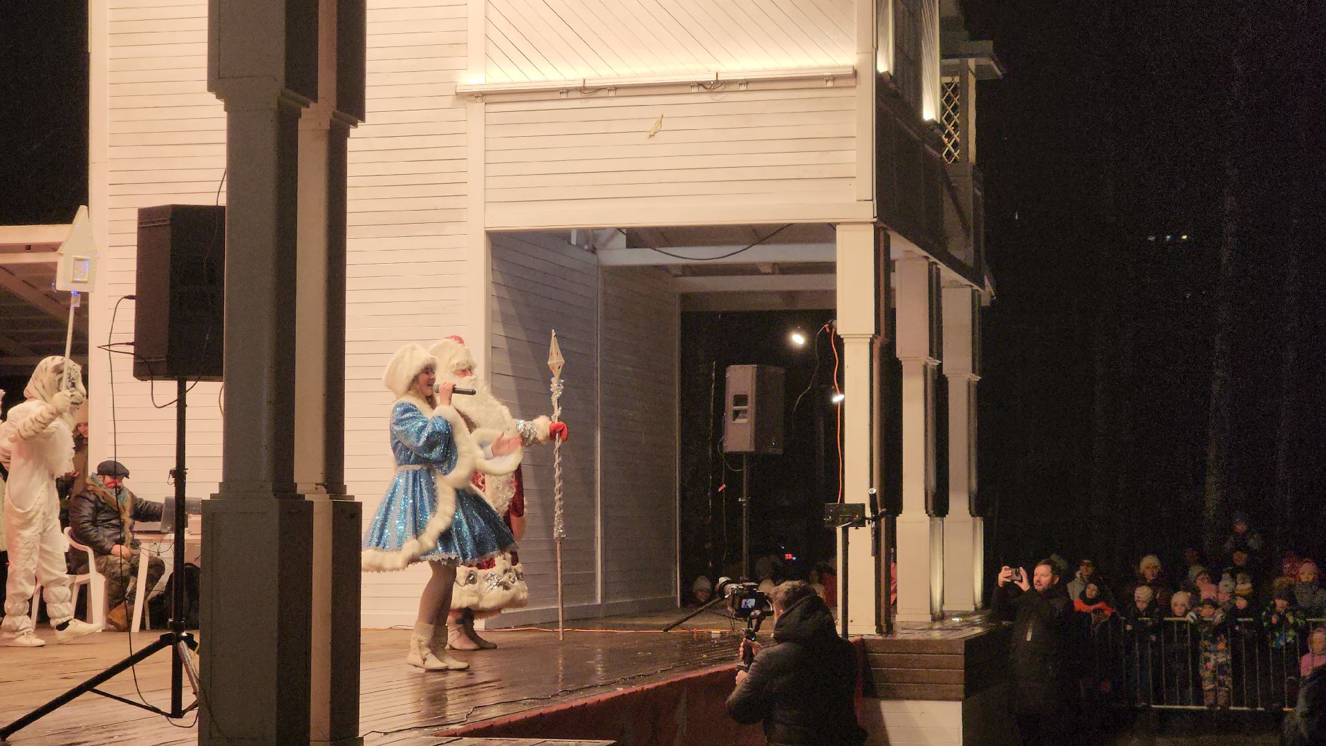 вертикалки, пушкино, дед мороз, новогодняя елка, дети, зажжение елки, зажжение огней на елке,