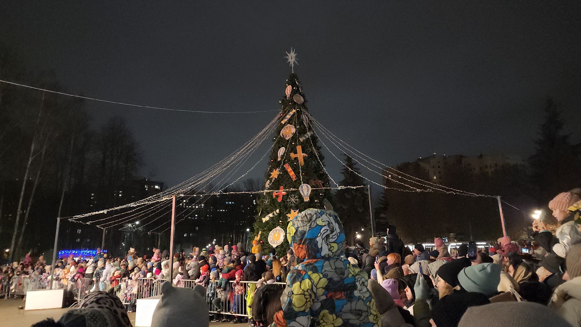 вертикалки, пушкино, дед мороз, новогодняя елка, дети, зажжение елки, зажжение огней на елке,