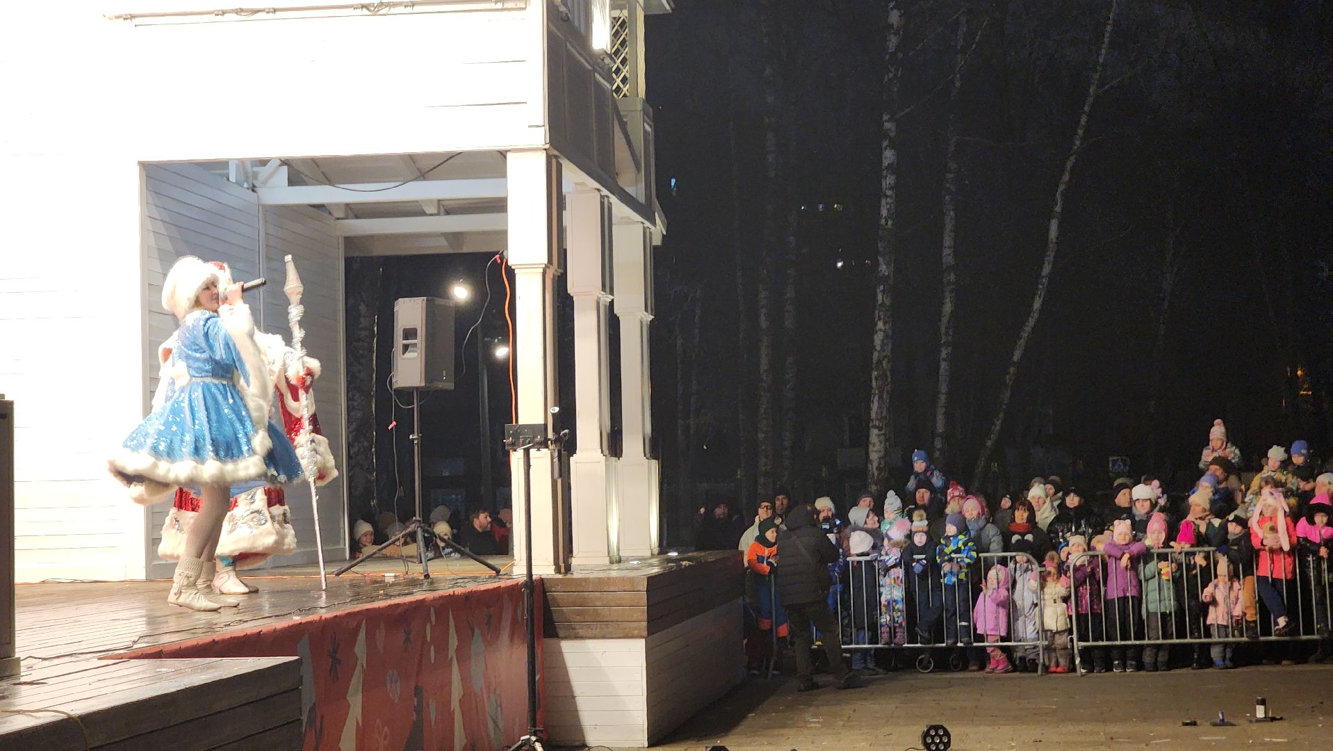 вертикалки, пушкино, дед мороз, новогодняя елка, дети, зажжение елки, зажжение огней на елке,