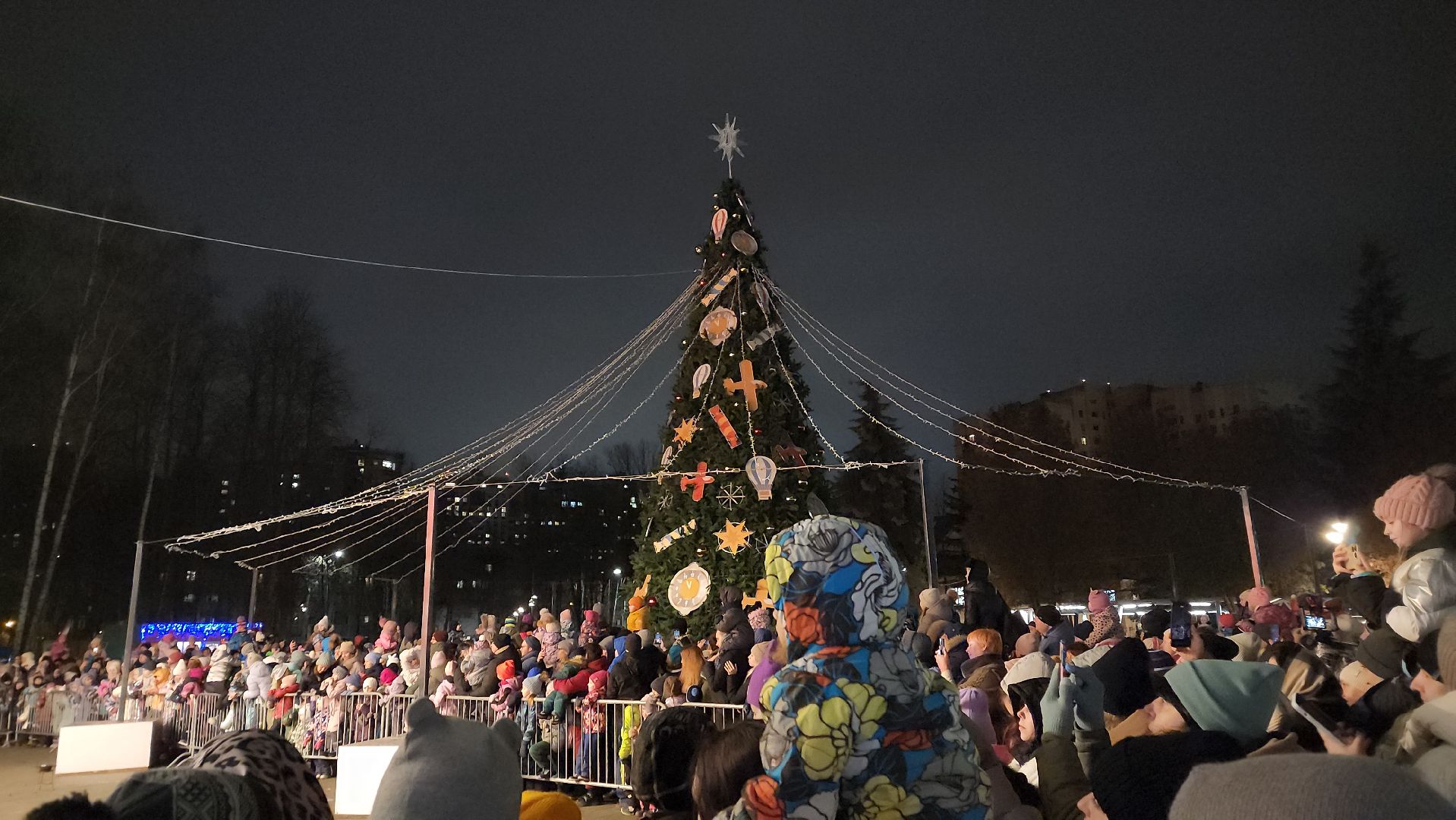 вертикалки, пушкино, дед мороз, новогодняя елка, дети, зажжение елки, зажжение огней на елке,