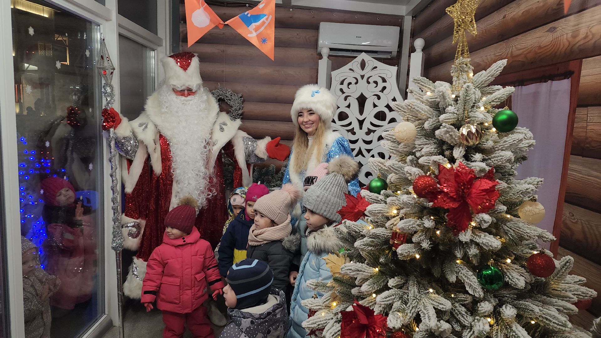 вертикалки, пушкино, дед мороз, новогодняя елка, дети, зажжение елки, зажжение огней на елке,