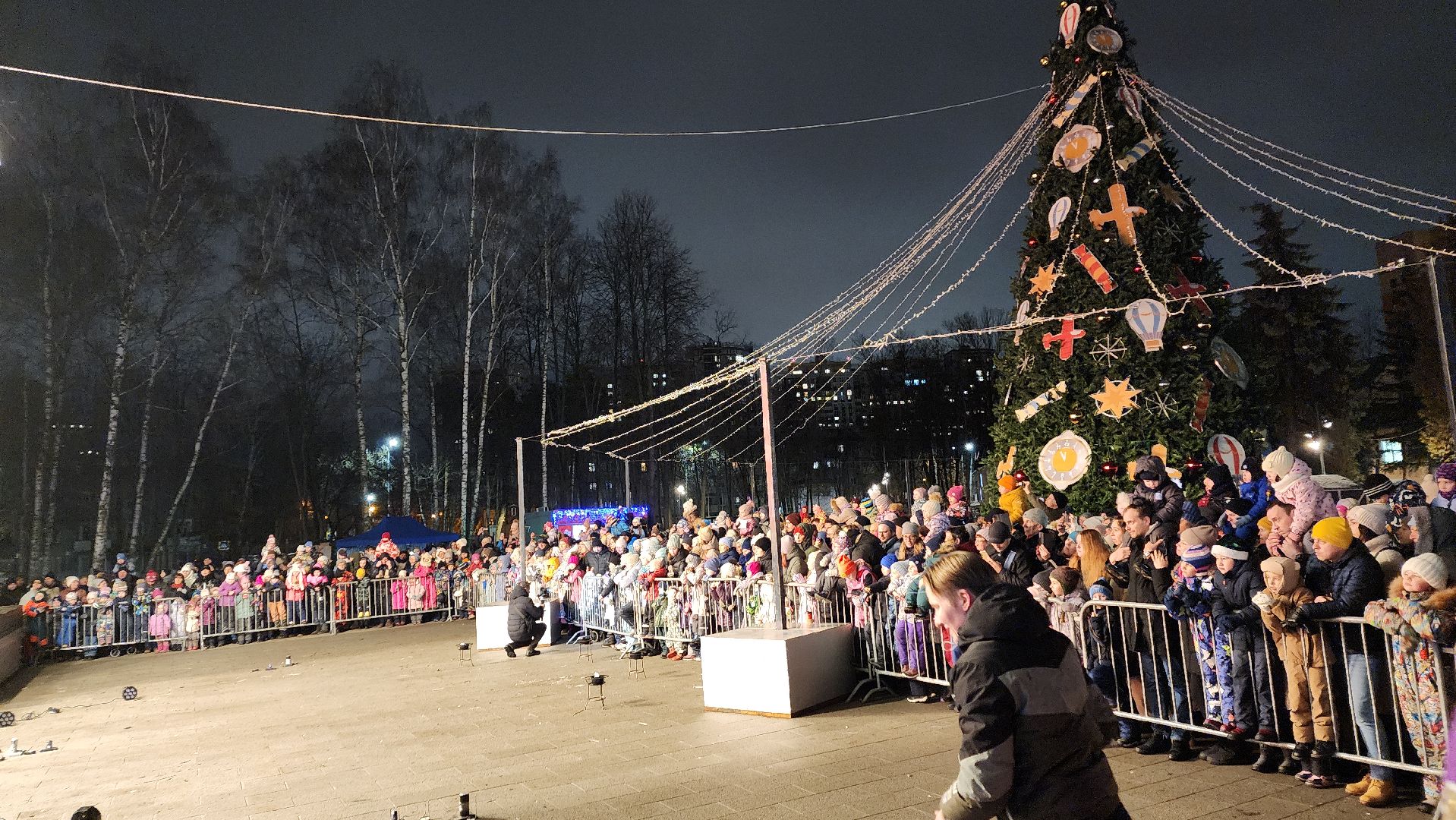 вертикалки, пушкино, дед мороз, новогодняя елка, дети, зажжение елки, зажжение огней на елке,