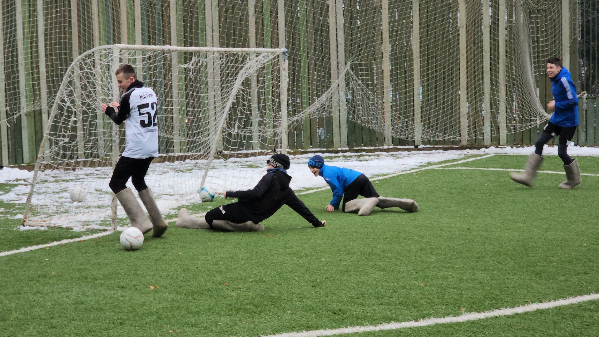 красногорск, зима в подмосковье, футбол в валенках, детский городок сказочный,