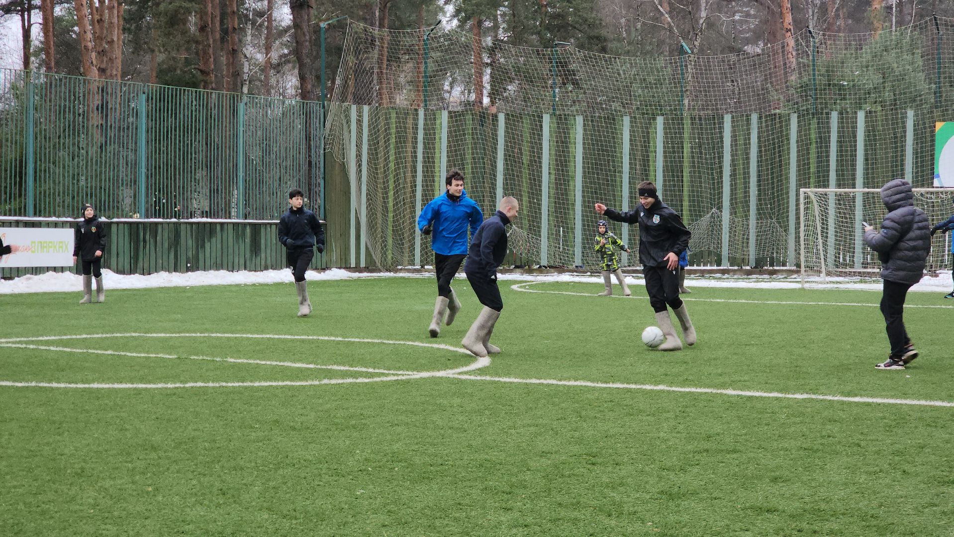 красногорск, зима в подмосковье, футбол в валенках, детский городок сказочный,