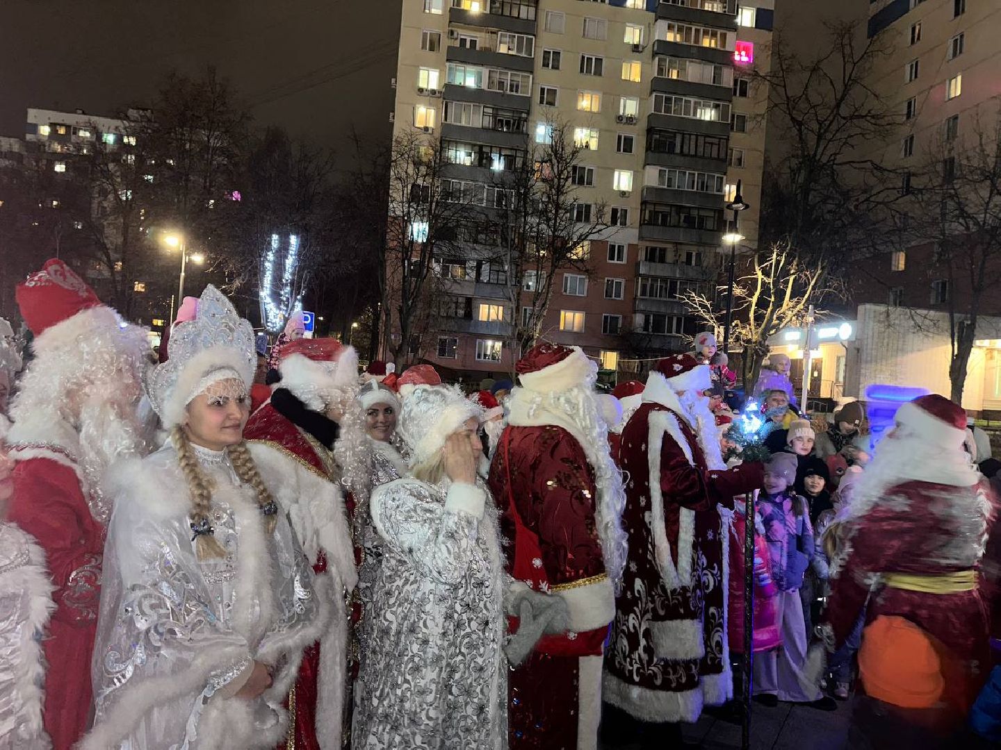 зима в подмомсковье, парад дедов морозов, Акция зажги елку, Кинотеатра искра, главная елка,