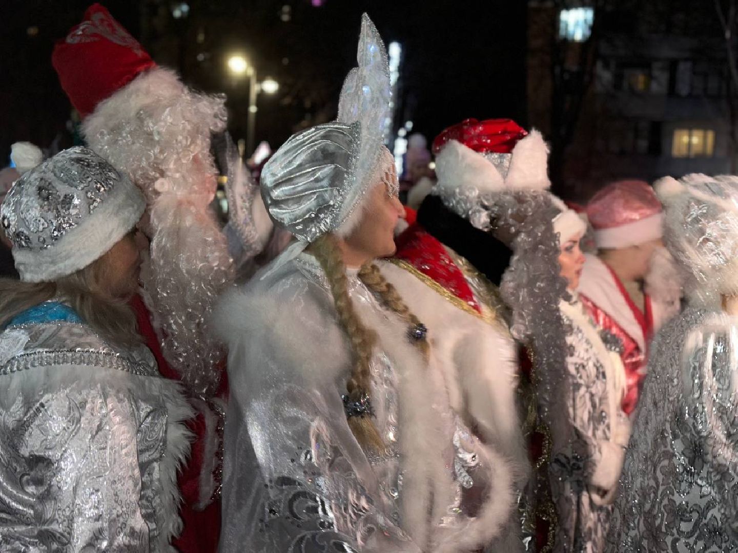 зима в подмомсковье, парад дедов морозов, Акция зажги елку, Кинотеатра искра, главная елка,