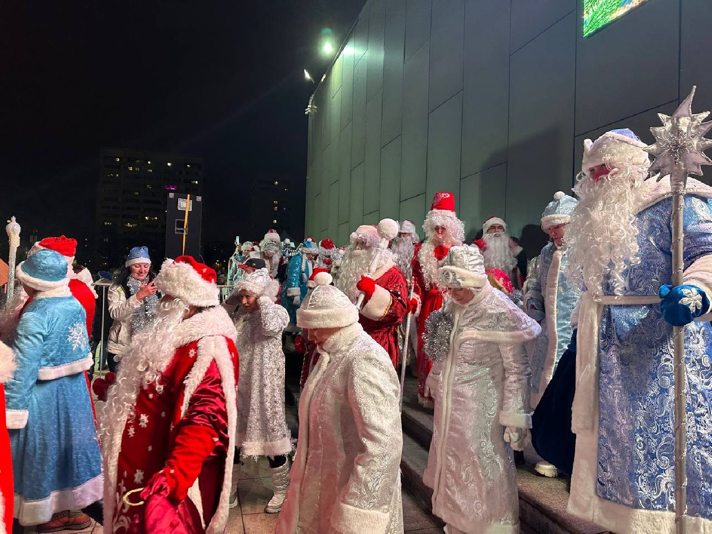 зима в подмомсковье, парад дедов морозов, Акция зажги елку, Кинотеатра искра, главная елка,