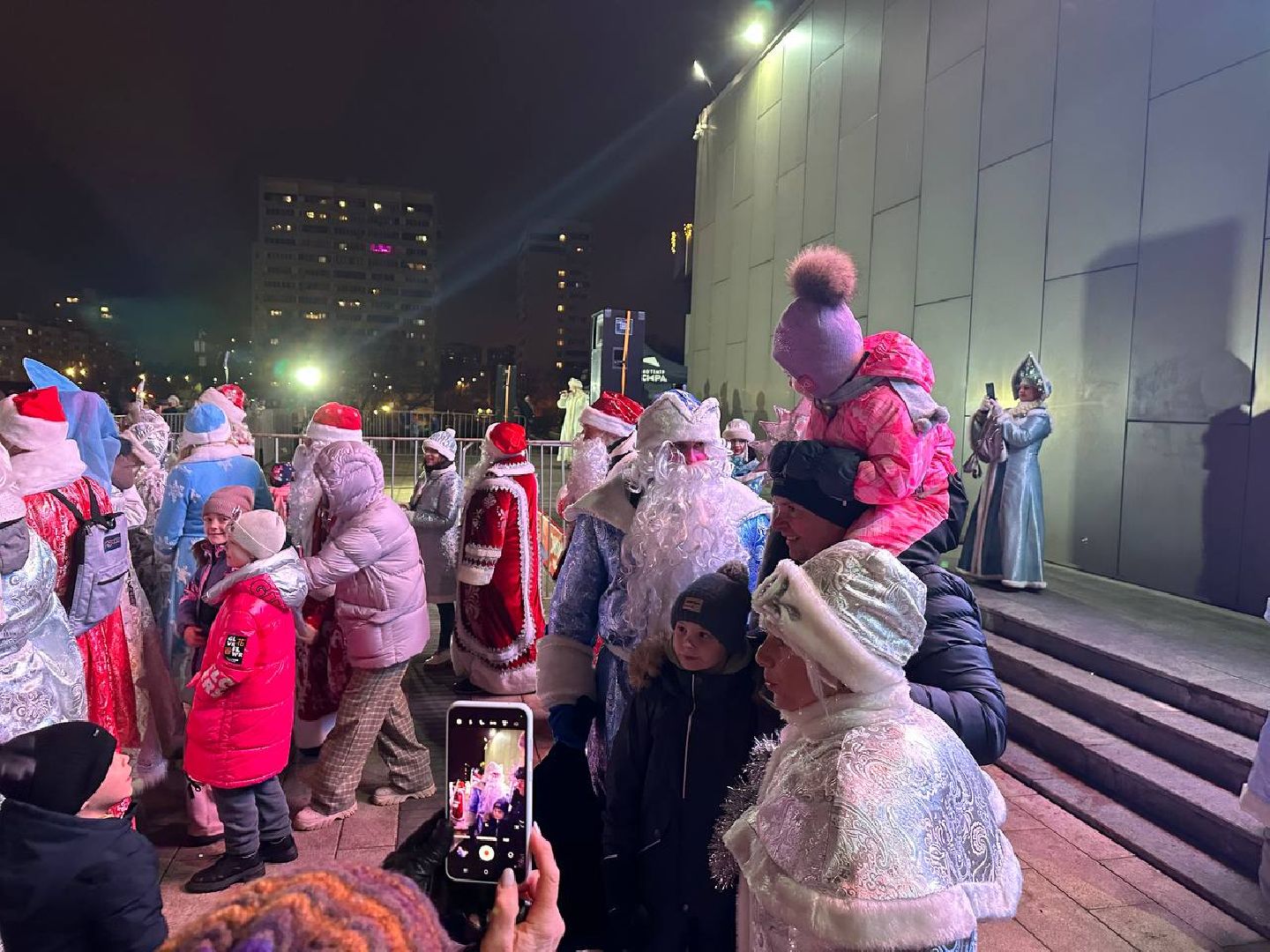 зима в подмомсковье, парад дедов морозов, Акция зажги елку, Кинотеатра искра, главная елка,