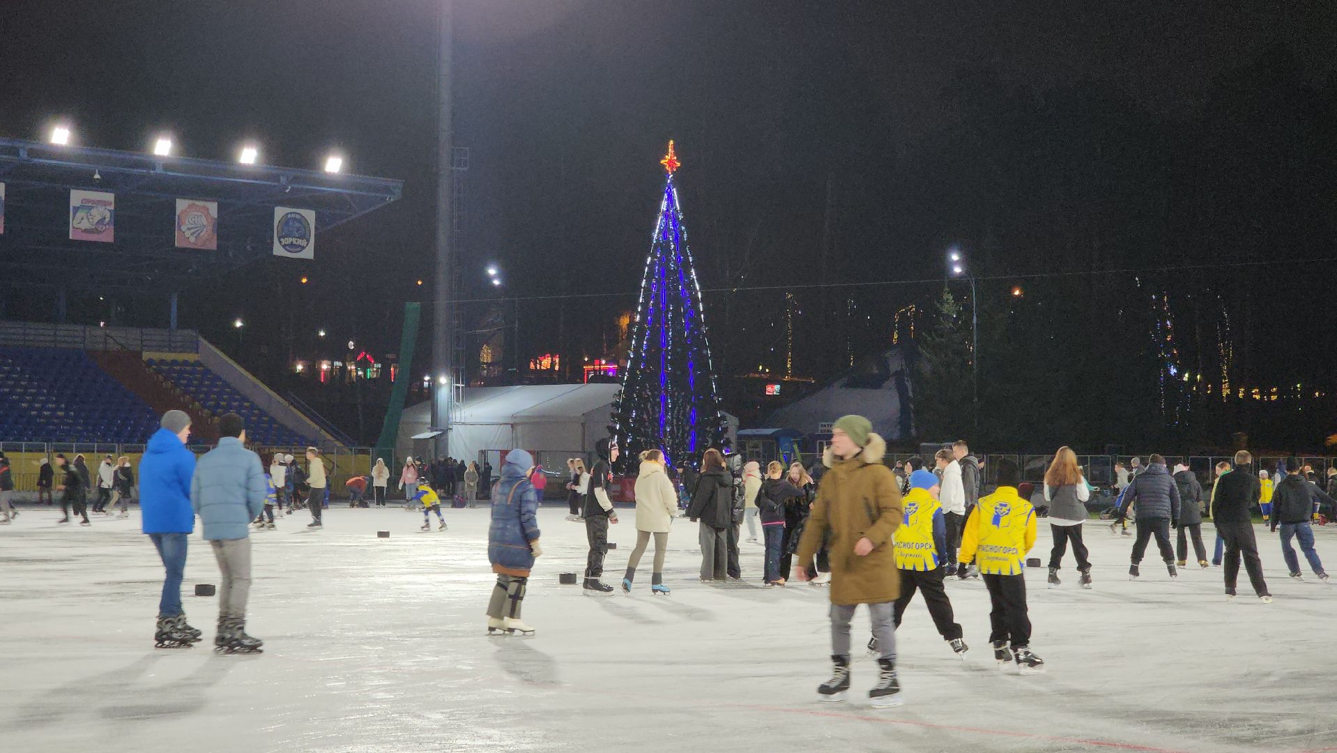 зима в подмосковье, красногорск, стадион зоркий, массовое катание,