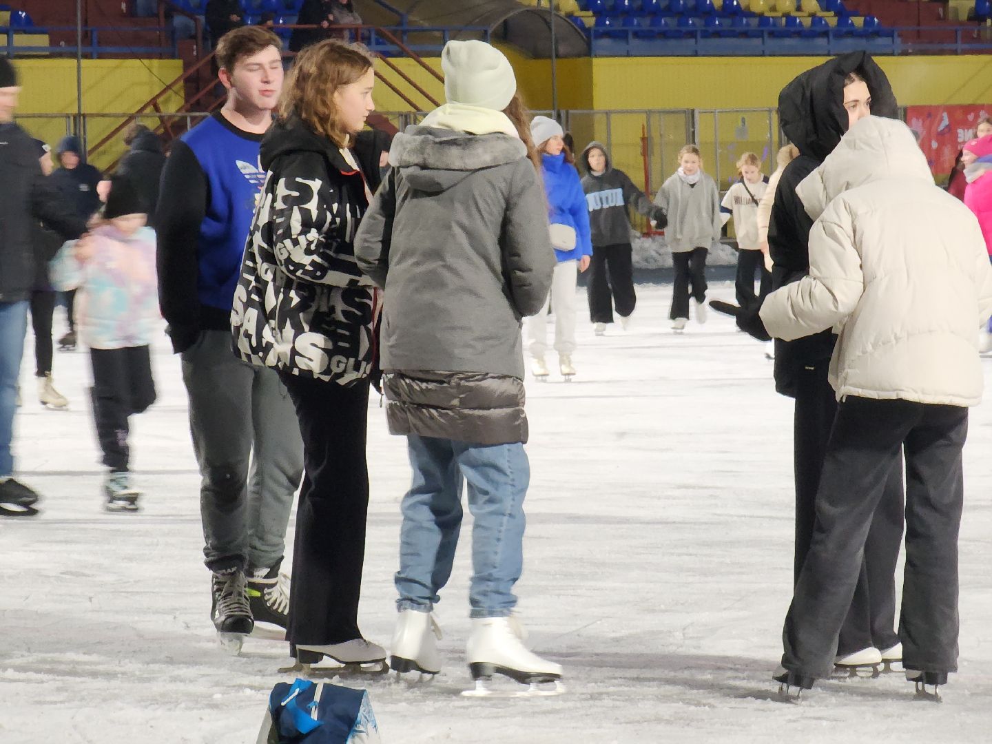 зима в подмосковье, красногорск, стадион зоркий, массовое катание,