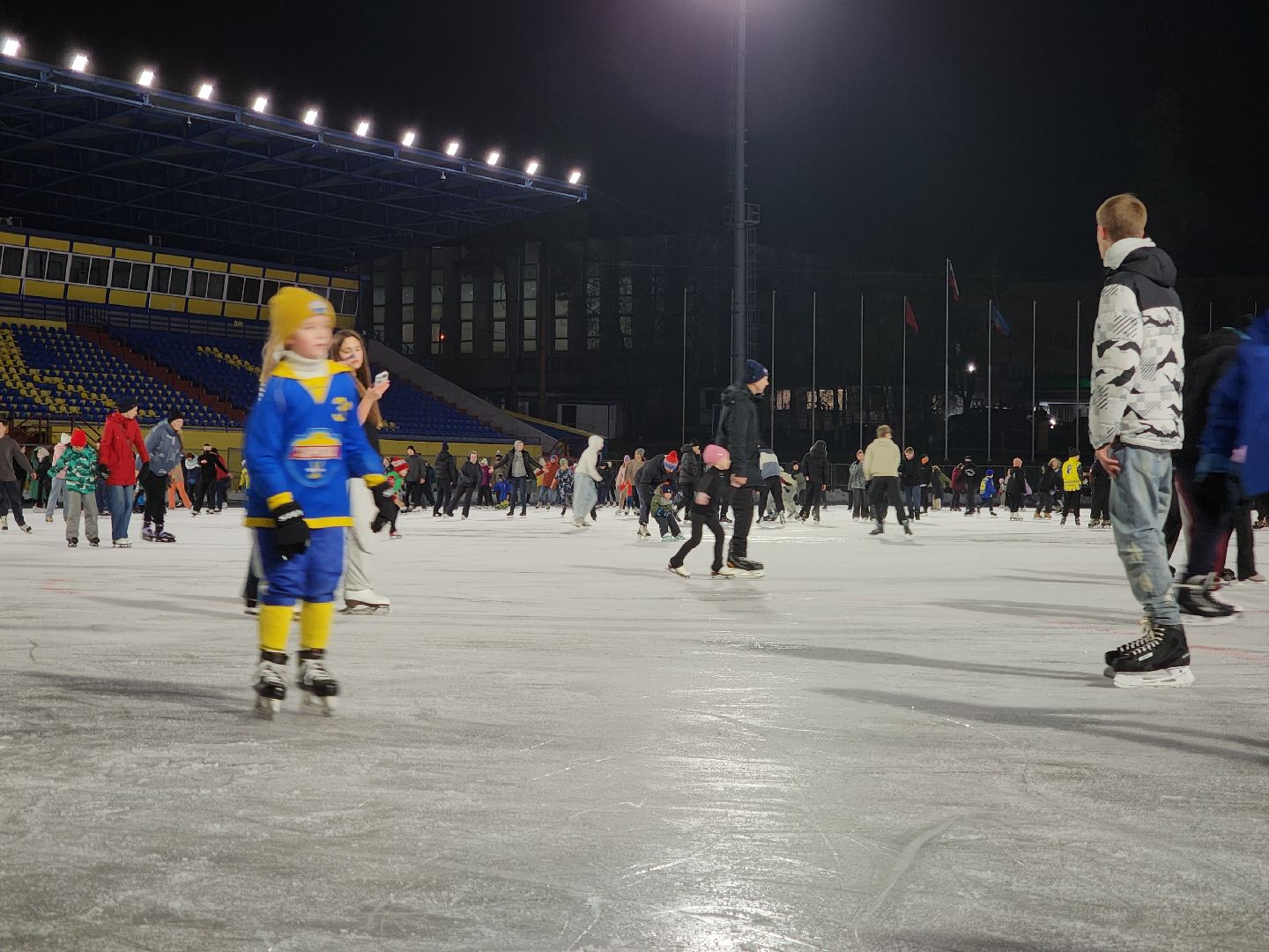 зима в подмосковье, красногорск, стадион зоркий, массовое катание,