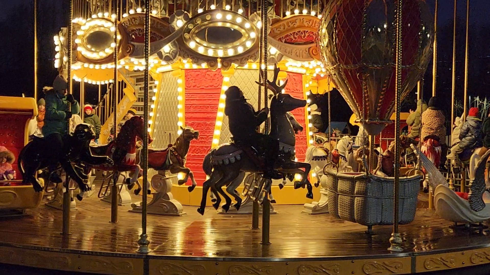 Чехов, парк культуры и отдыха, карусель Сказка, детский аттракцион, Зима в Подмосковье, бесплатное катание на карусели, вертикалки,