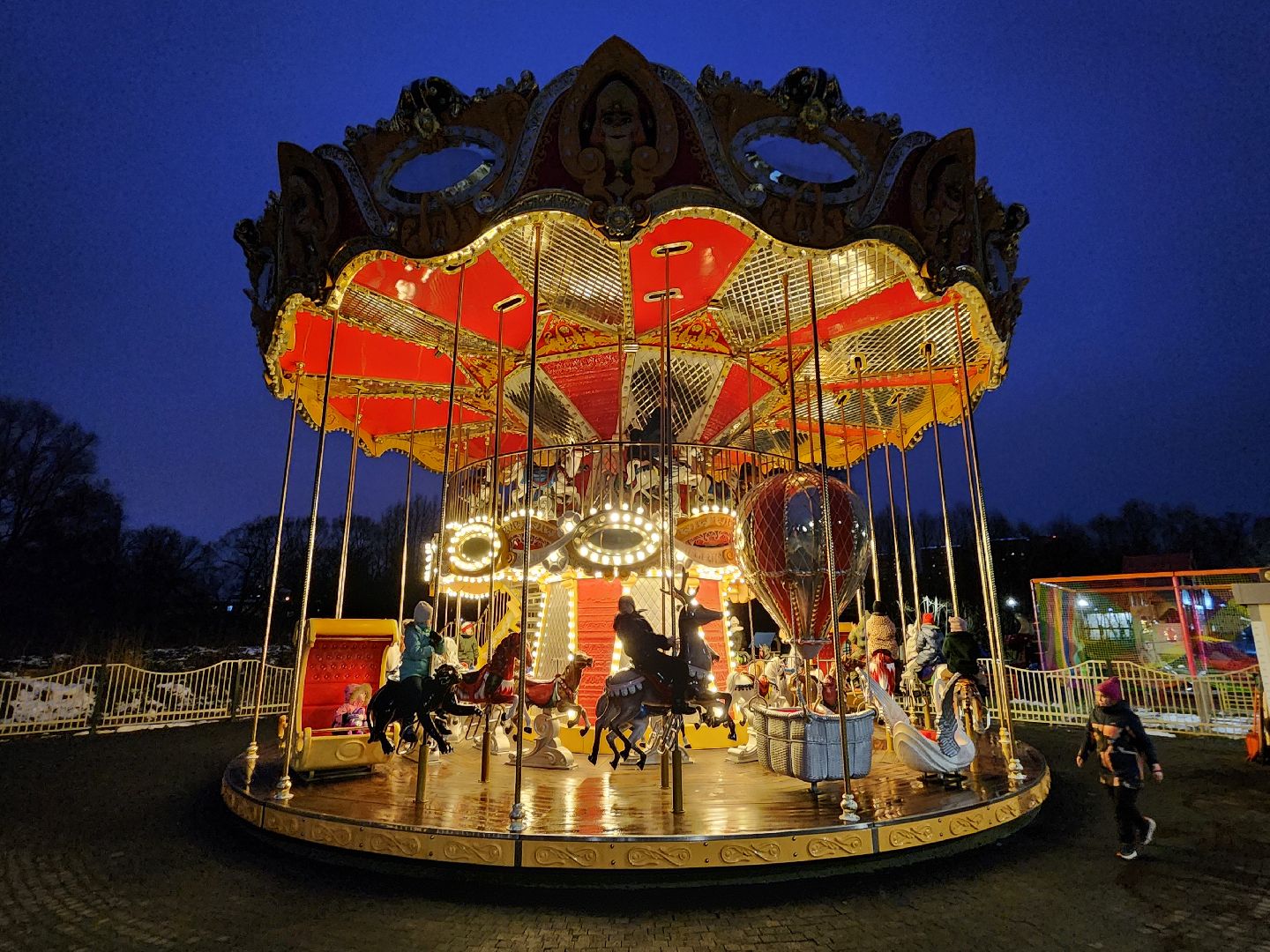 Чехов, парк культуры и отдыха, карусель Сказка, детский аттракцион, Зима в Подмосковье, бесплатное катание на карусели, вертикалки,