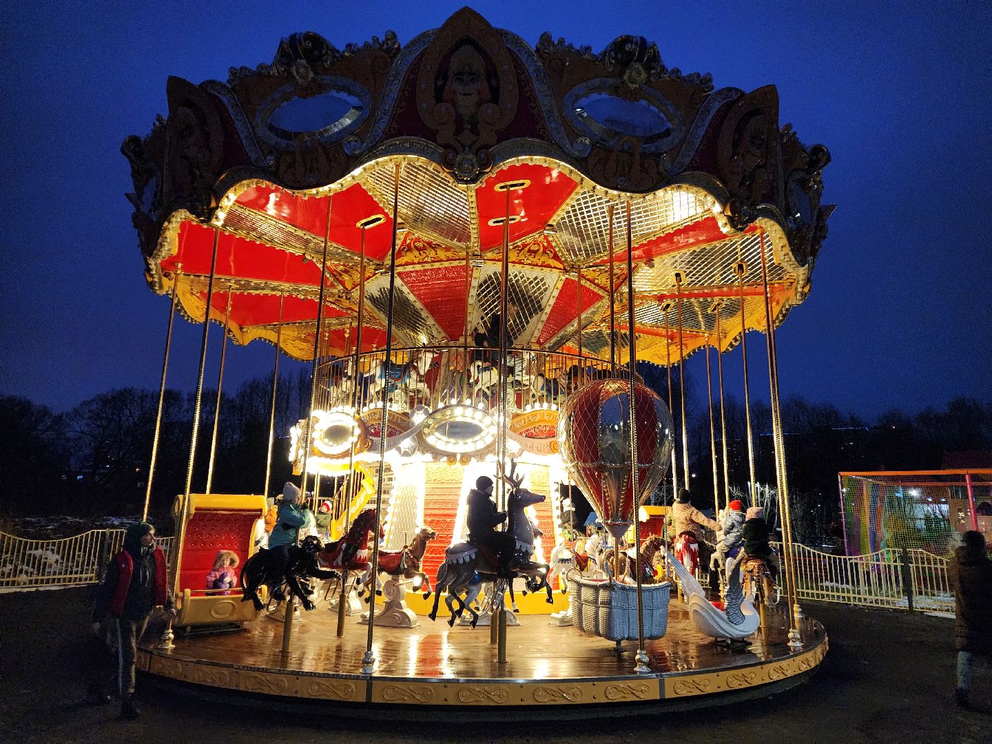 Чехов, парк культуры и отдыха, карусель Сказка, детский аттракцион, Зима в Подмосковье, бесплатное катание на карусели, вертикалки,