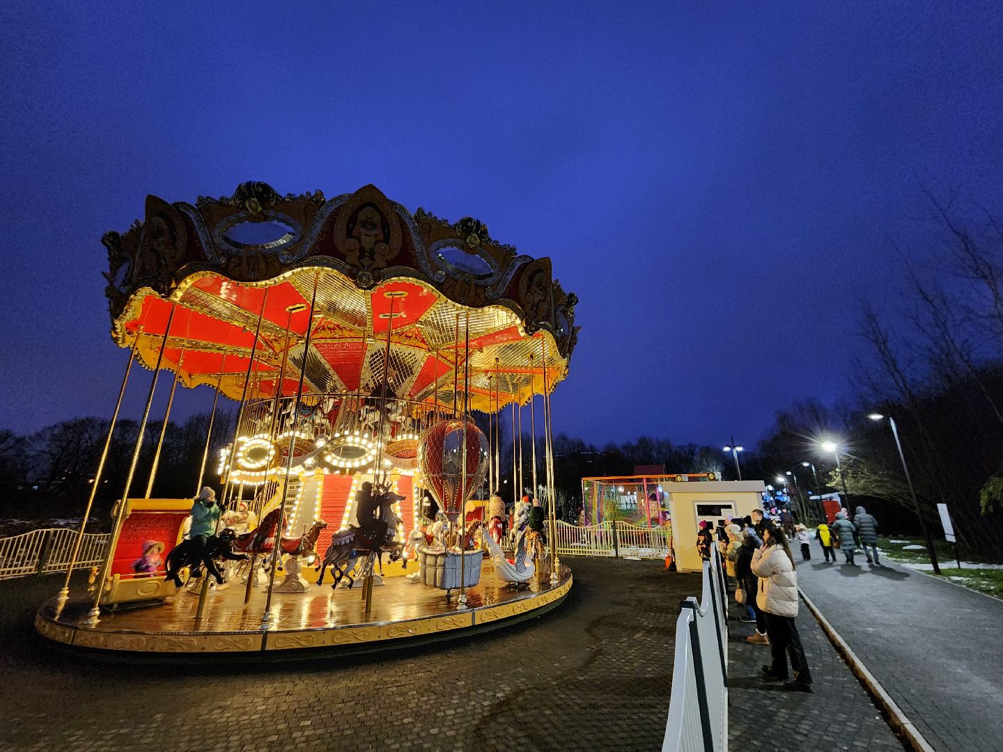 Чехов, парк культуры и отдыха, карусель Сказка, детский аттракцион, Зима в Подмосковье, бесплатное катание на карусели, вертикалки,