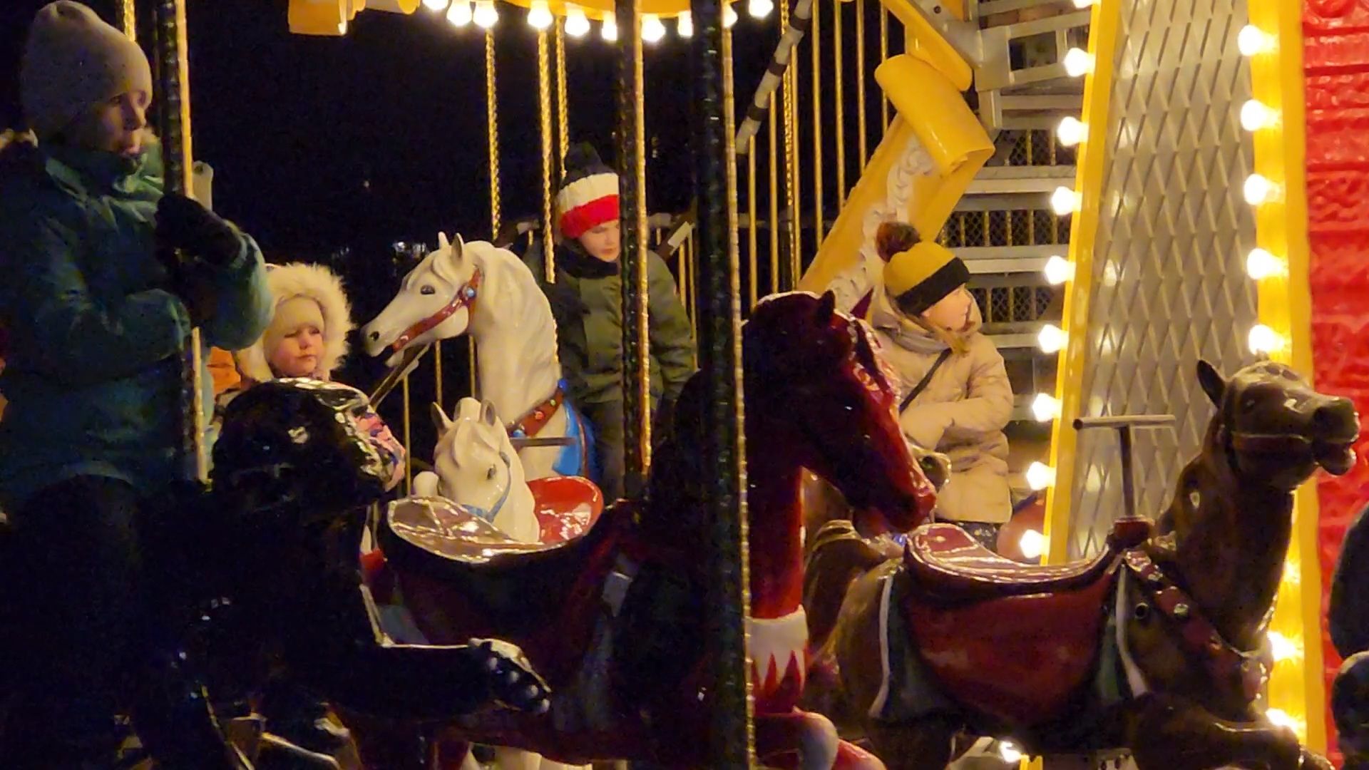 Чехов, парк культуры и отдыха, карусель Сказка, детский аттракцион, Зима в Подмосковье, бесплатное катание на карусели, вертикалки,