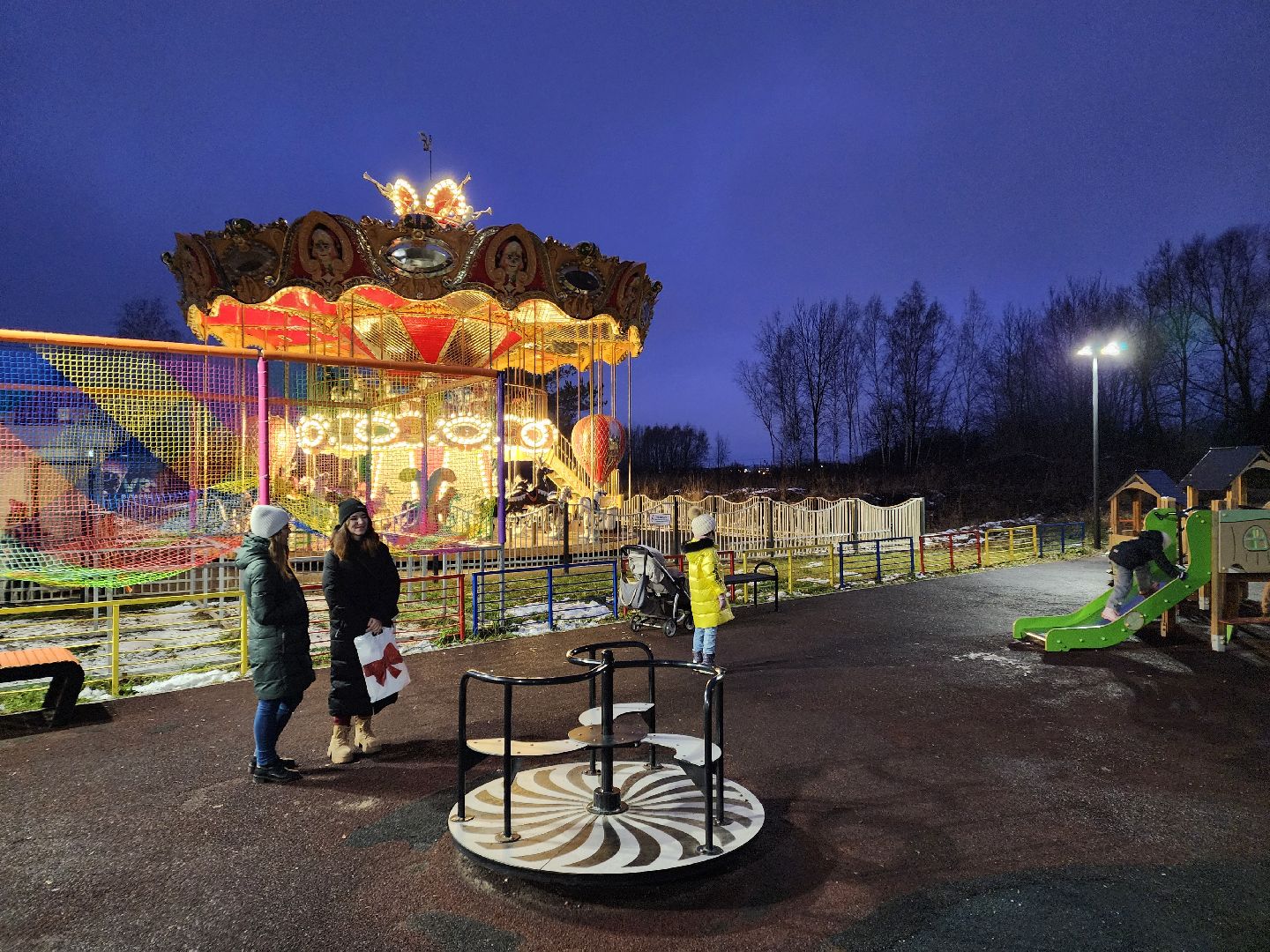 Чехов, парк культуры и отдыха, карусель Сказка, детский аттракцион, Зима в Подмосковье, бесплатное катание на карусели, вертикалки,
