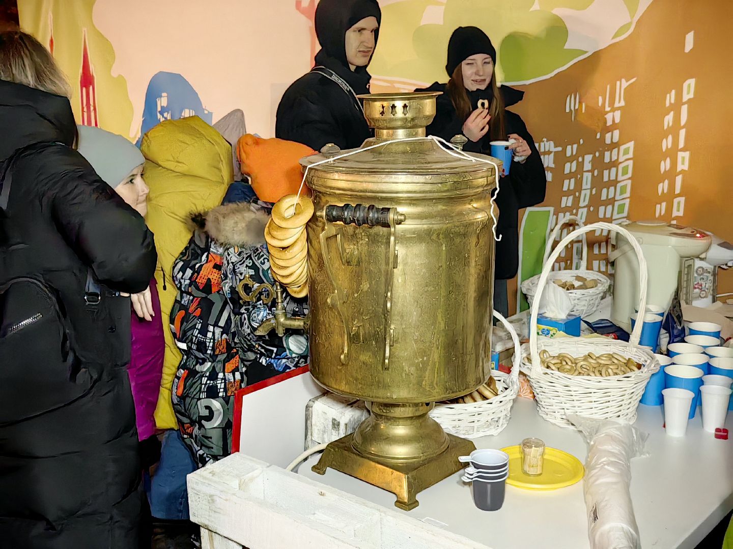 парк, новогодняя елка, гирлянды, дед мороз и снегурочка, вертикалки,