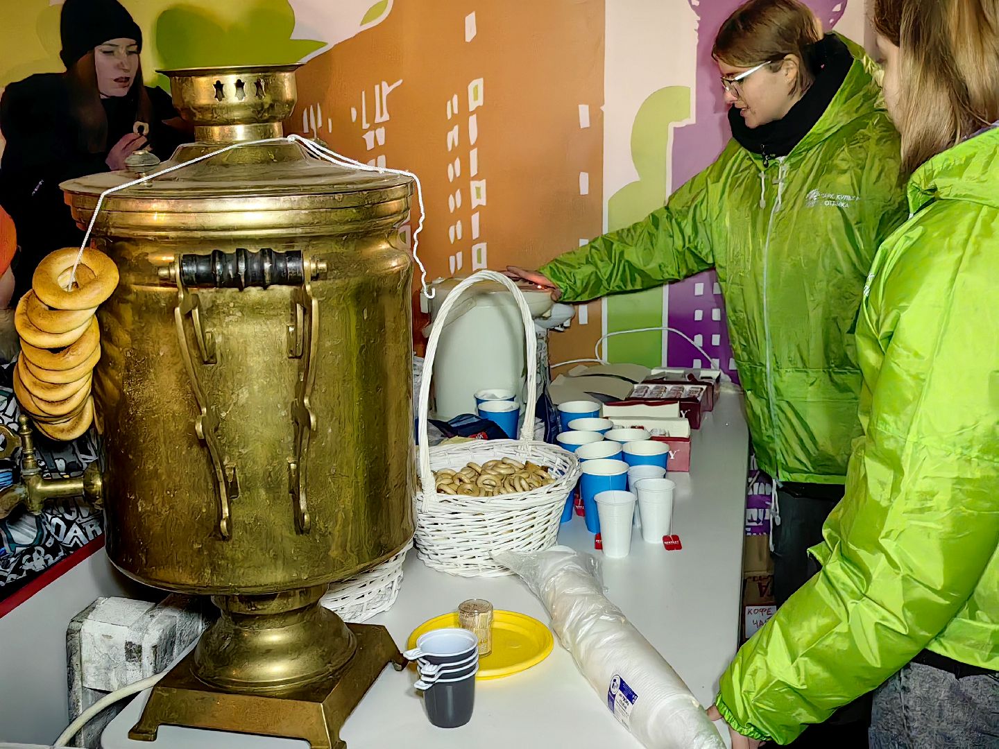 парк, новогодняя елка, гирлянды, дед мороз и снегурочка, вертикалки,