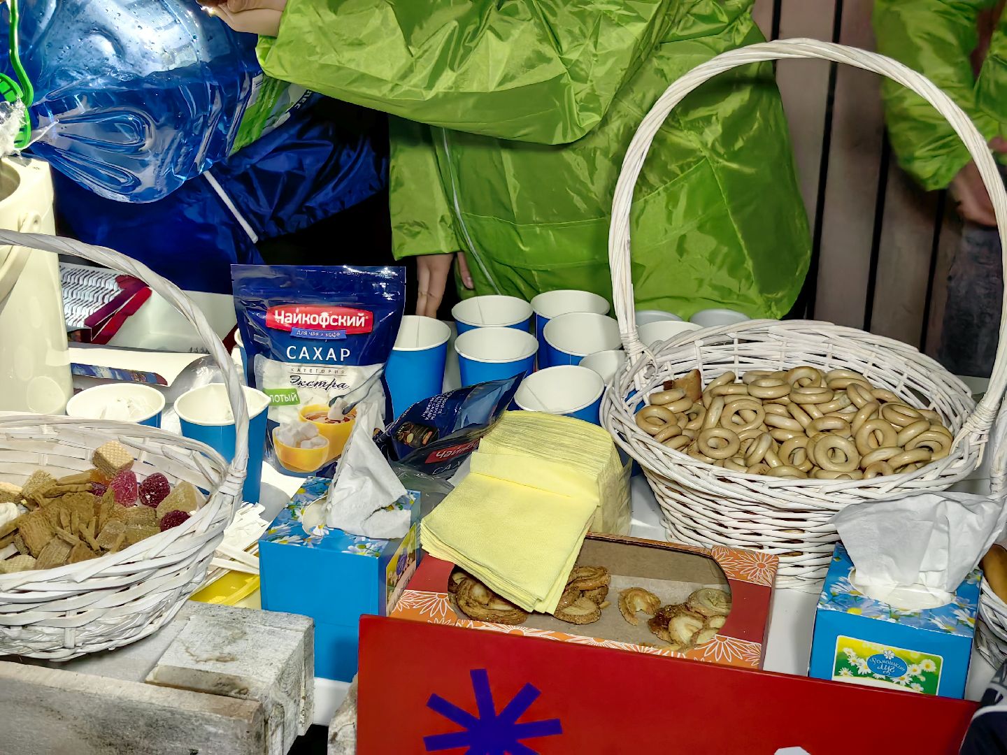 парк, новогодняя елка, гирлянды, дед мороз и снегурочка, вертикалки,