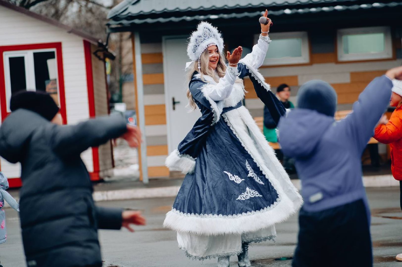 парк, новогодняя елка, гирлянды, дед мороз и снегурочка, вертикалки,
