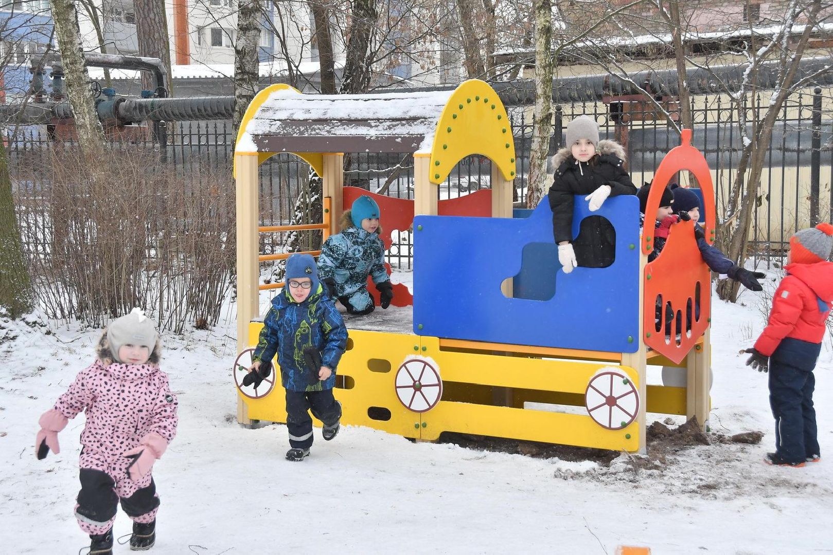новое игровое оборудование, власиха школа попова, дошкольный корпус Поповки, Теремок школы Попова, МАФы для площадки,