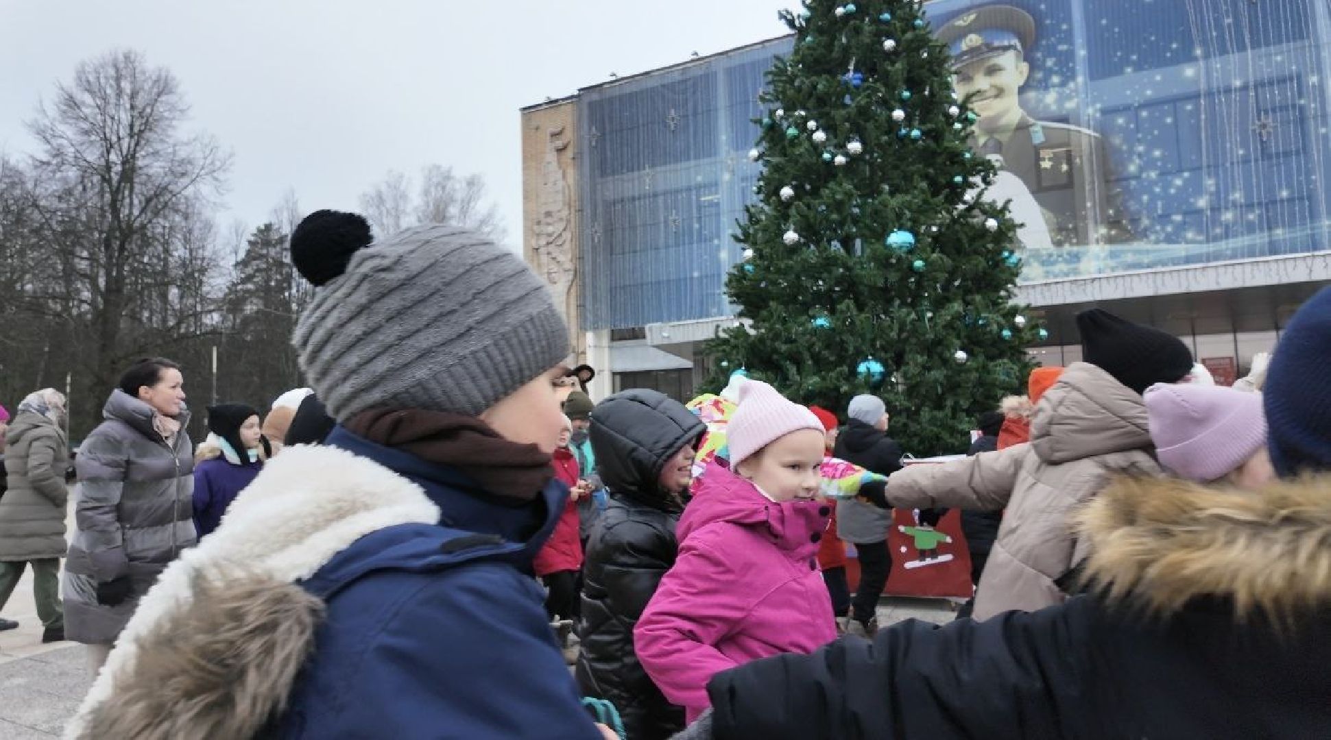 елка, площадь, зимний сезон, сказочные герои, дед мороз, вертикалки,