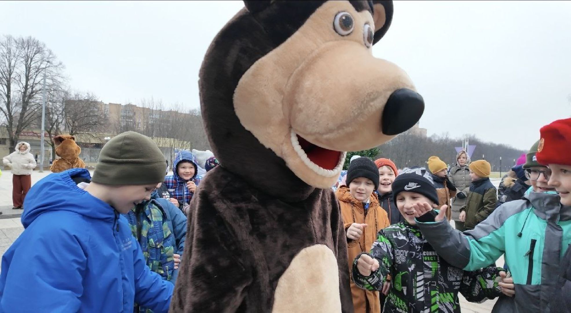 елка, площадь, зимний сезон, сказочные герои, дед мороз, вертикалки,