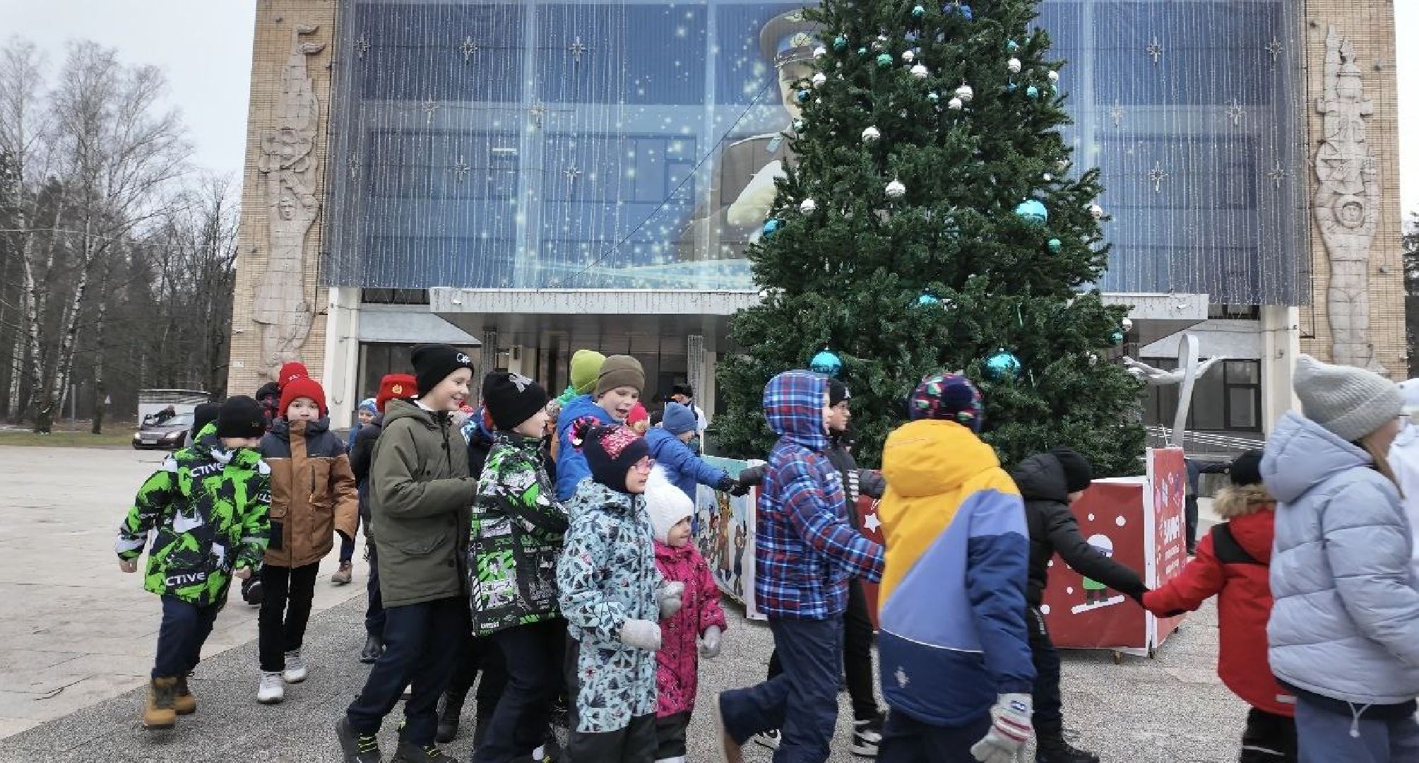 елка, площадь, зимний сезон, сказочные герои, дед мороз, вертикалки,