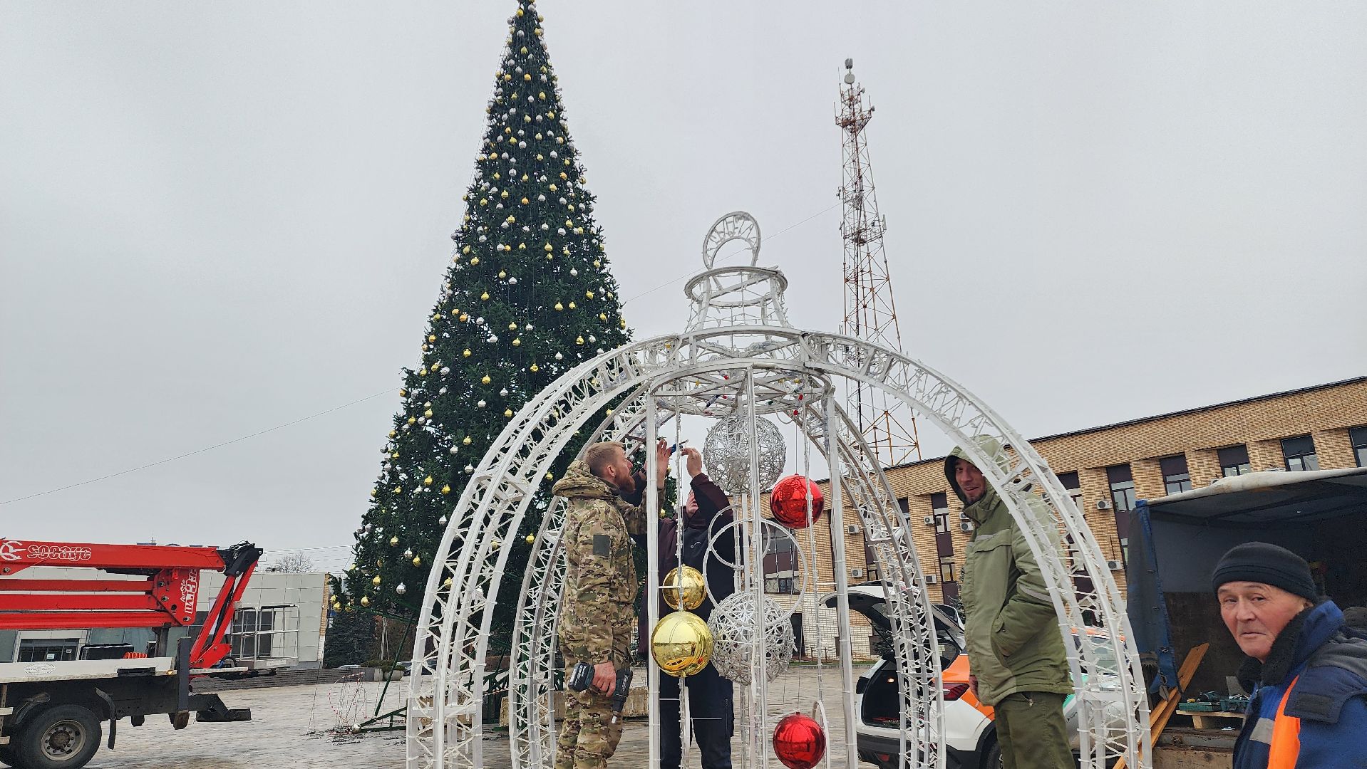 Домодедово, Подмосковье, зима в парках, зима в подмосковье, установка елки, главная елка, Центральная площадь, вертикалки,