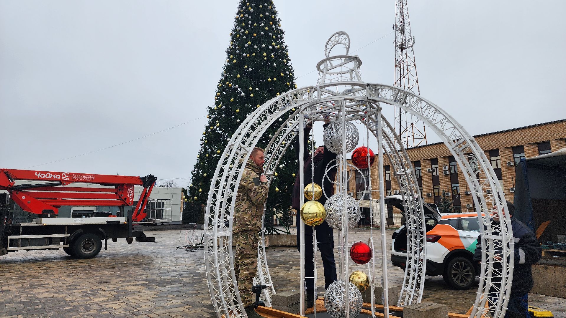 Домодедово, Подмосковье, зима в парках, зима в подмосковье, установка елки, главная елка, Центральная площадь, вертикалки,