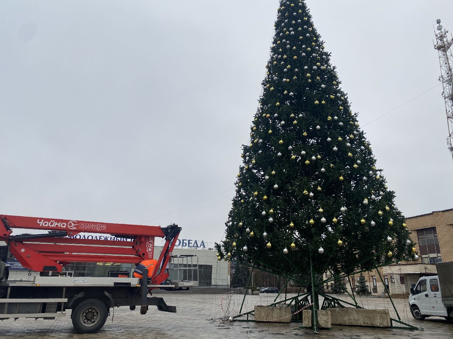 Домодедово, Подмосковье, зима в парках, зима в подмосковье, установка елки, главная елка, Центральная площадь, вертикалки,