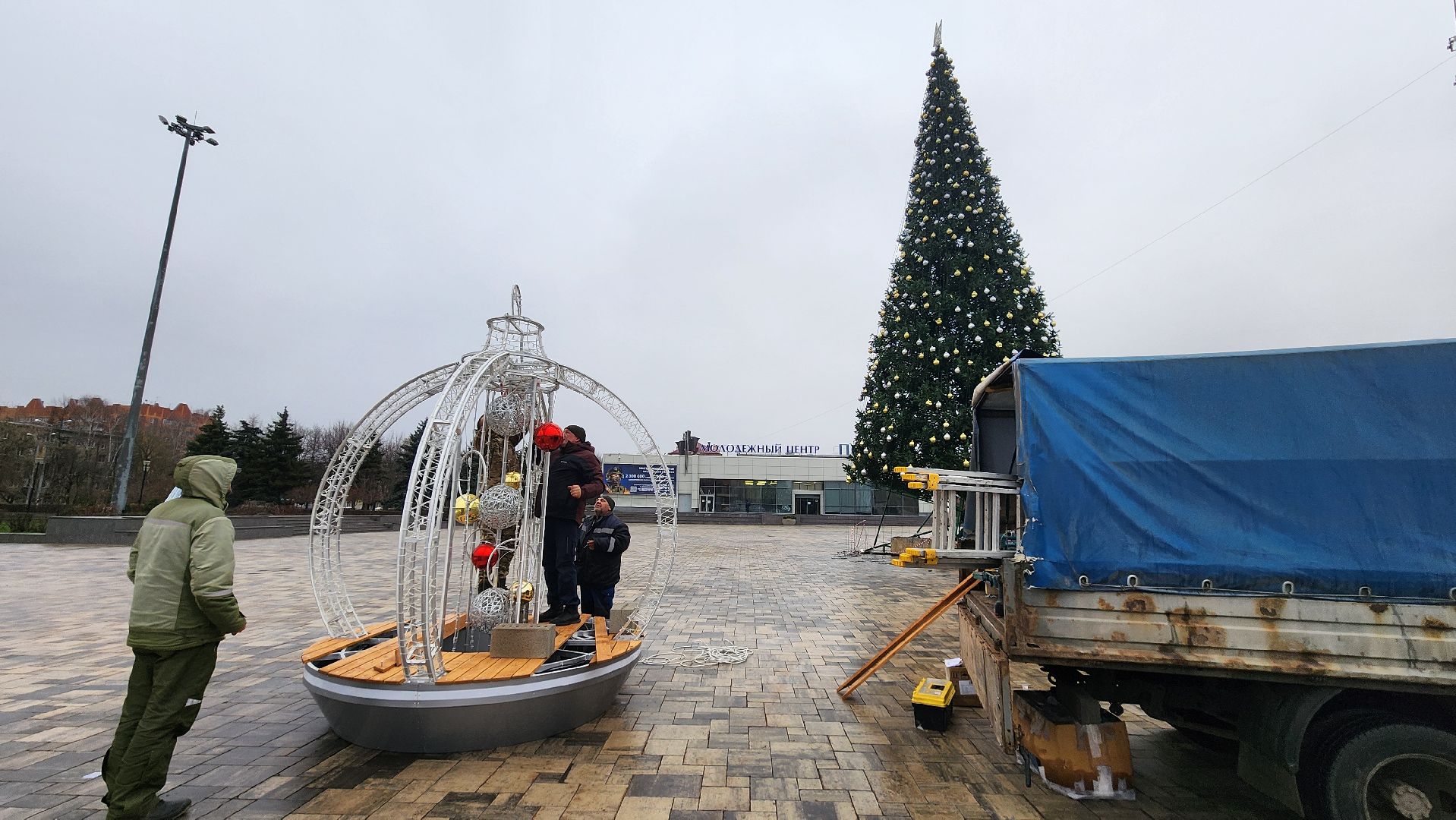 Домодедово, Подмосковье, зима в парках, зима в подмосковье, установка елки, главная елка, Центральная площадь, вертикалки,